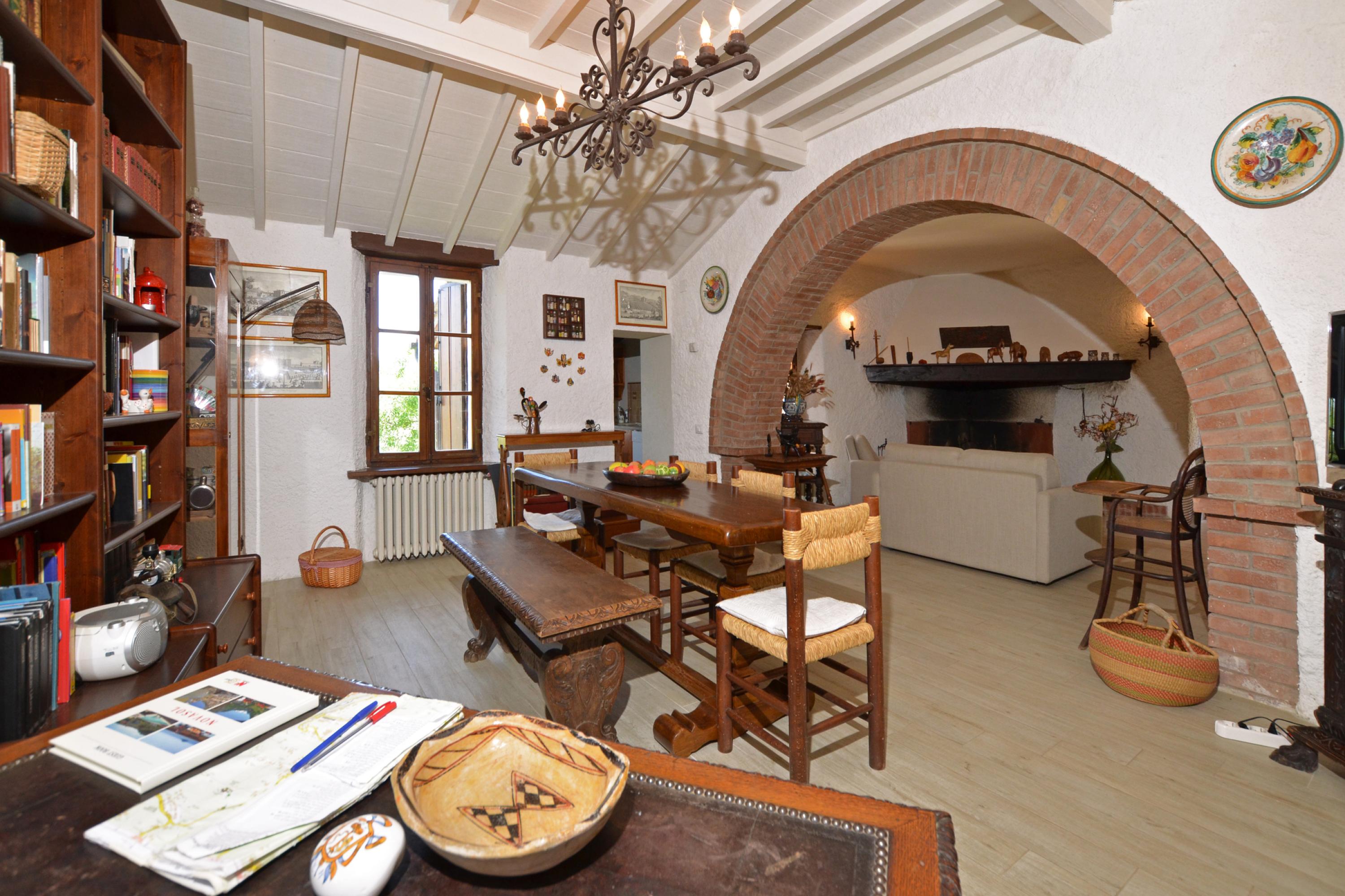 Turmhaus aus dem 14. Jahrhundert in grüner Umgebung
