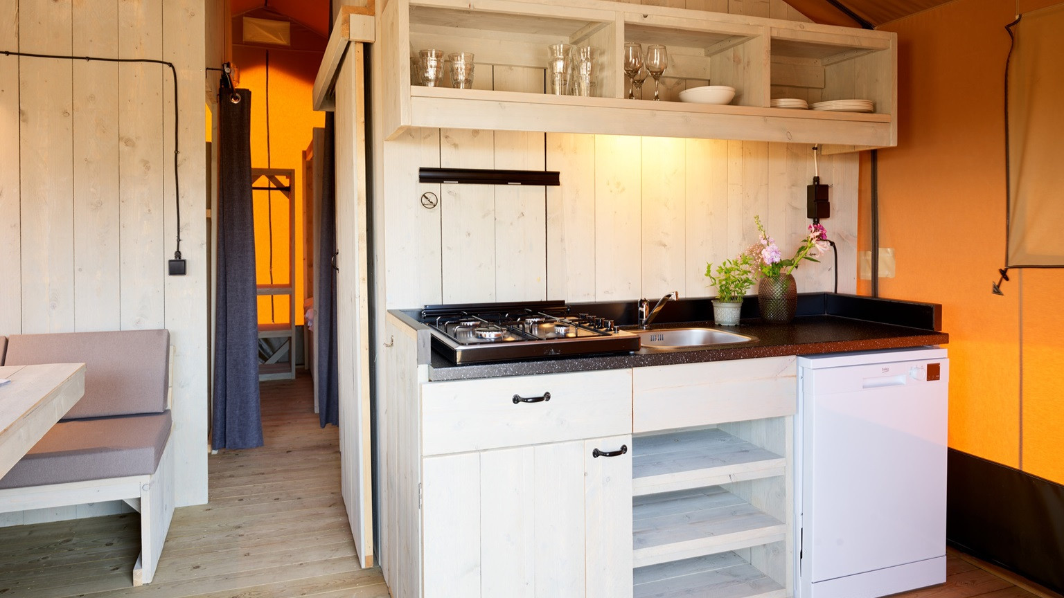 Tente glamping 8 places au bord de l'eau