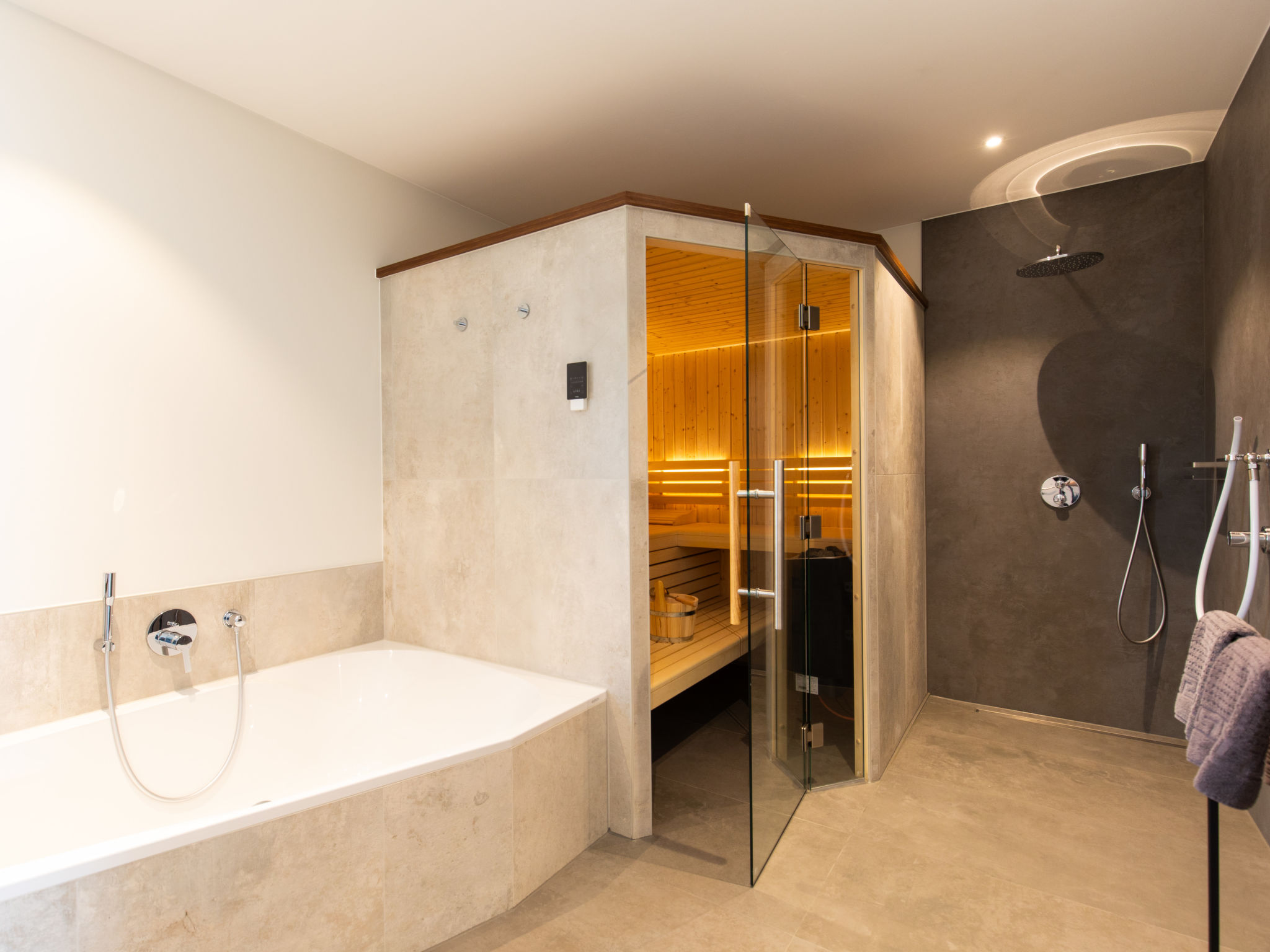 Modern huis met sauna en balkon