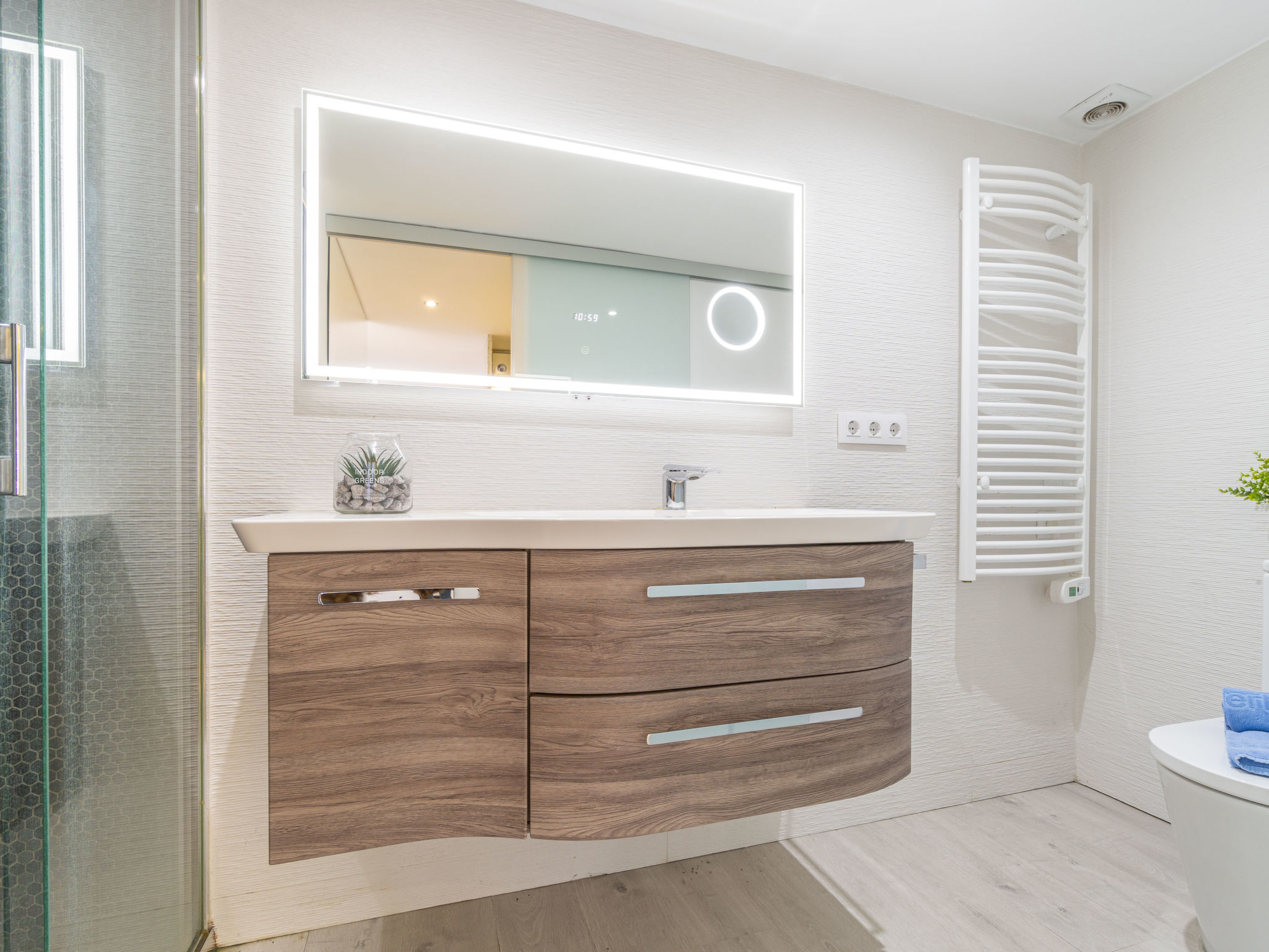 Modern vakantiehuis aan het water met zwembad