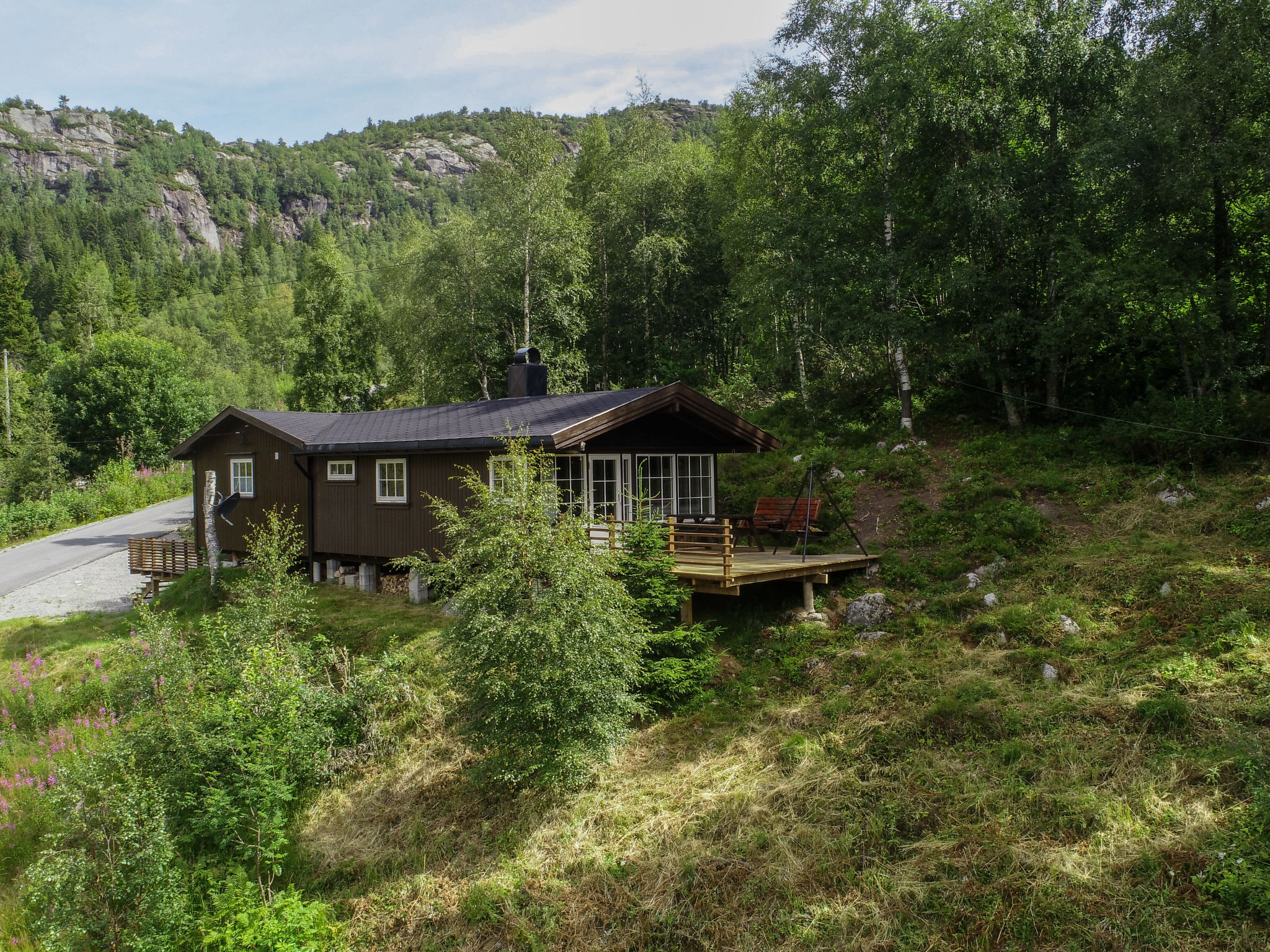 Green holiday home in the mountains in Ljosland