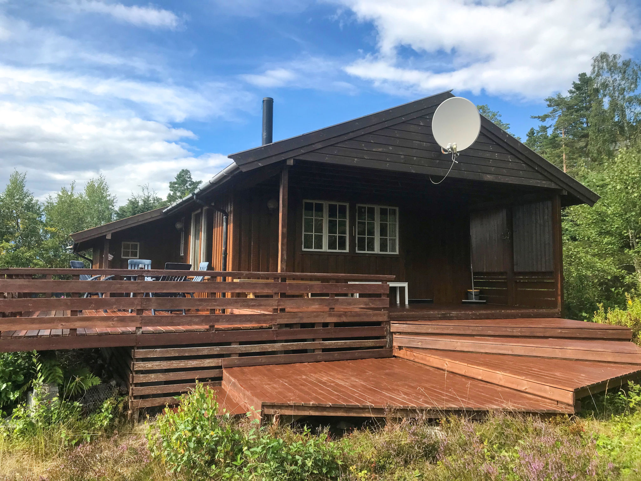 Logement de vacances en bois avec vue sur la mer à Jondal