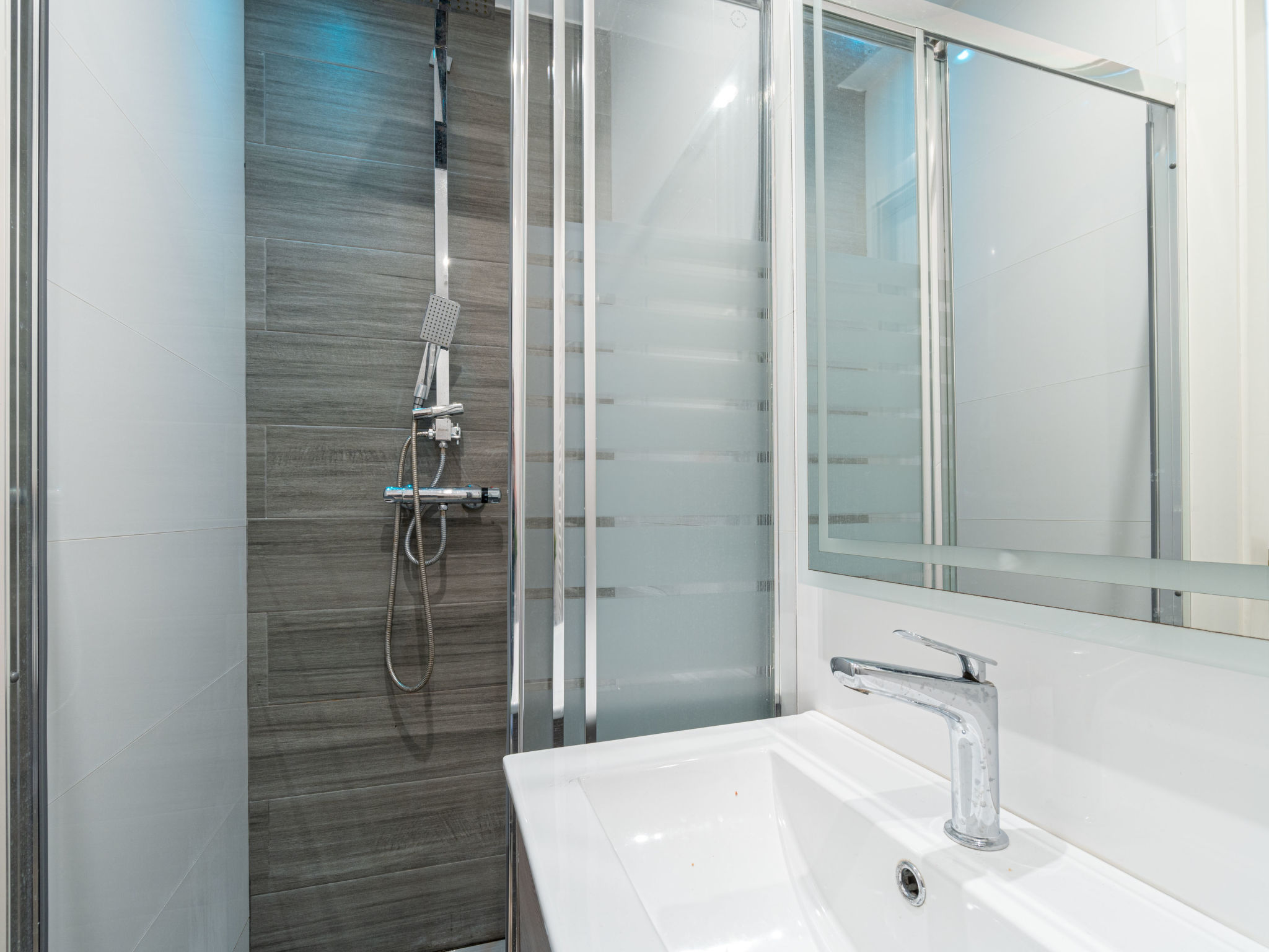 Modern vakantiehuis aan het water met zwembad