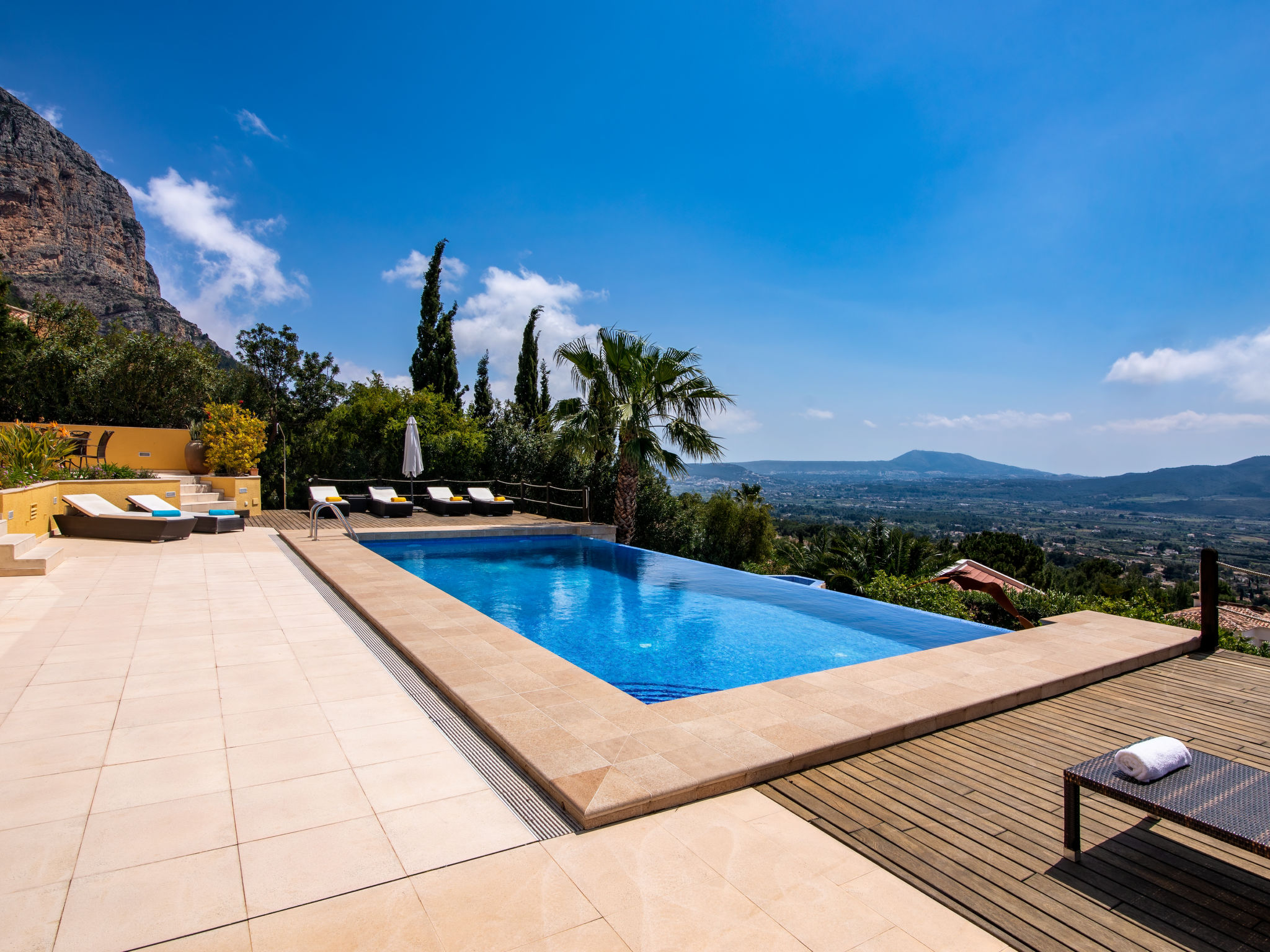 Holiday home with infinity pool