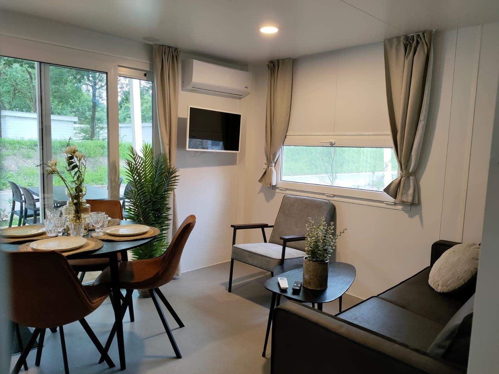 Logement de vacances moderne entouré de forêt