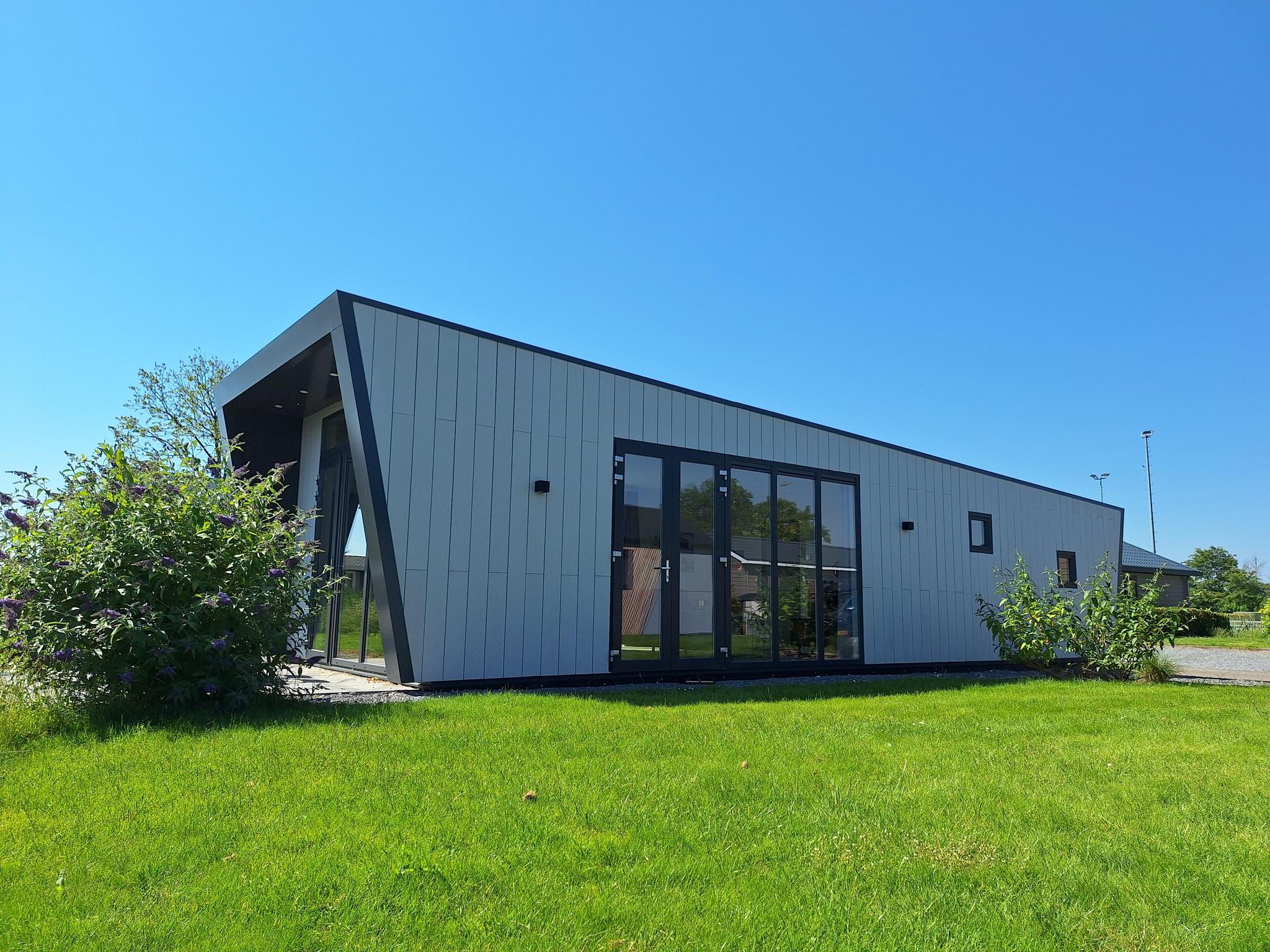 Modern chalet (4p) on park in North Holland
