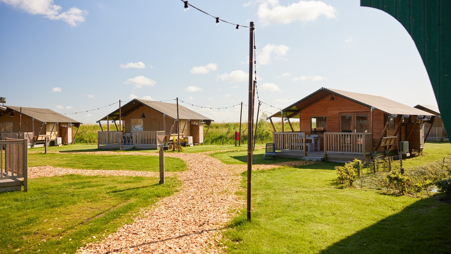 Tente glamping 8 places au bord de l'eau