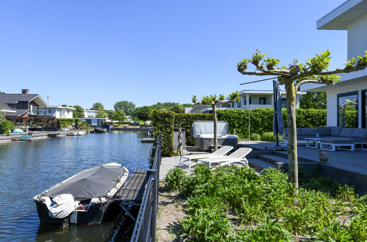 Luxury villa right on the water with wellness