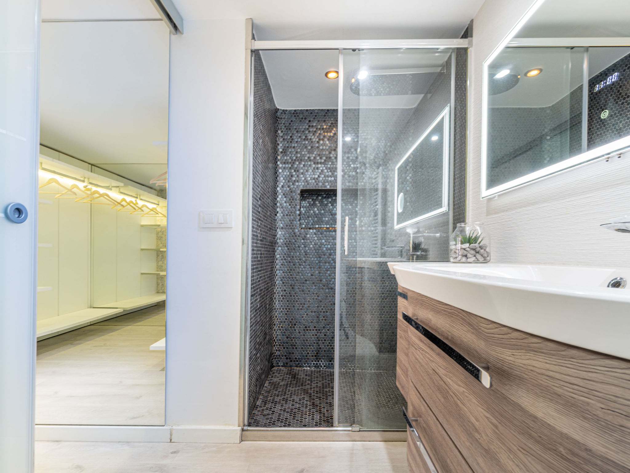 Modern vakantiehuis aan het water met zwembad