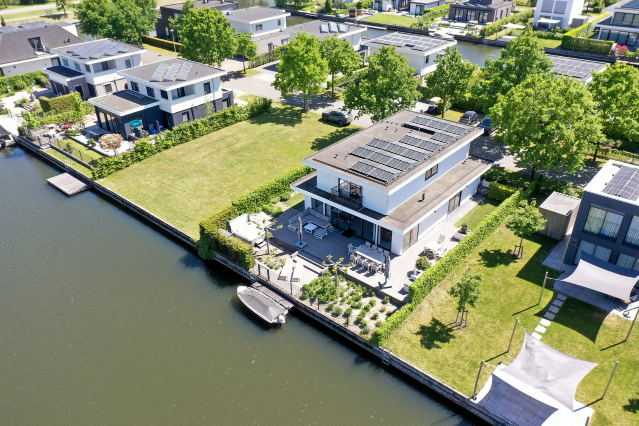 Luxury villa right on the water with wellness