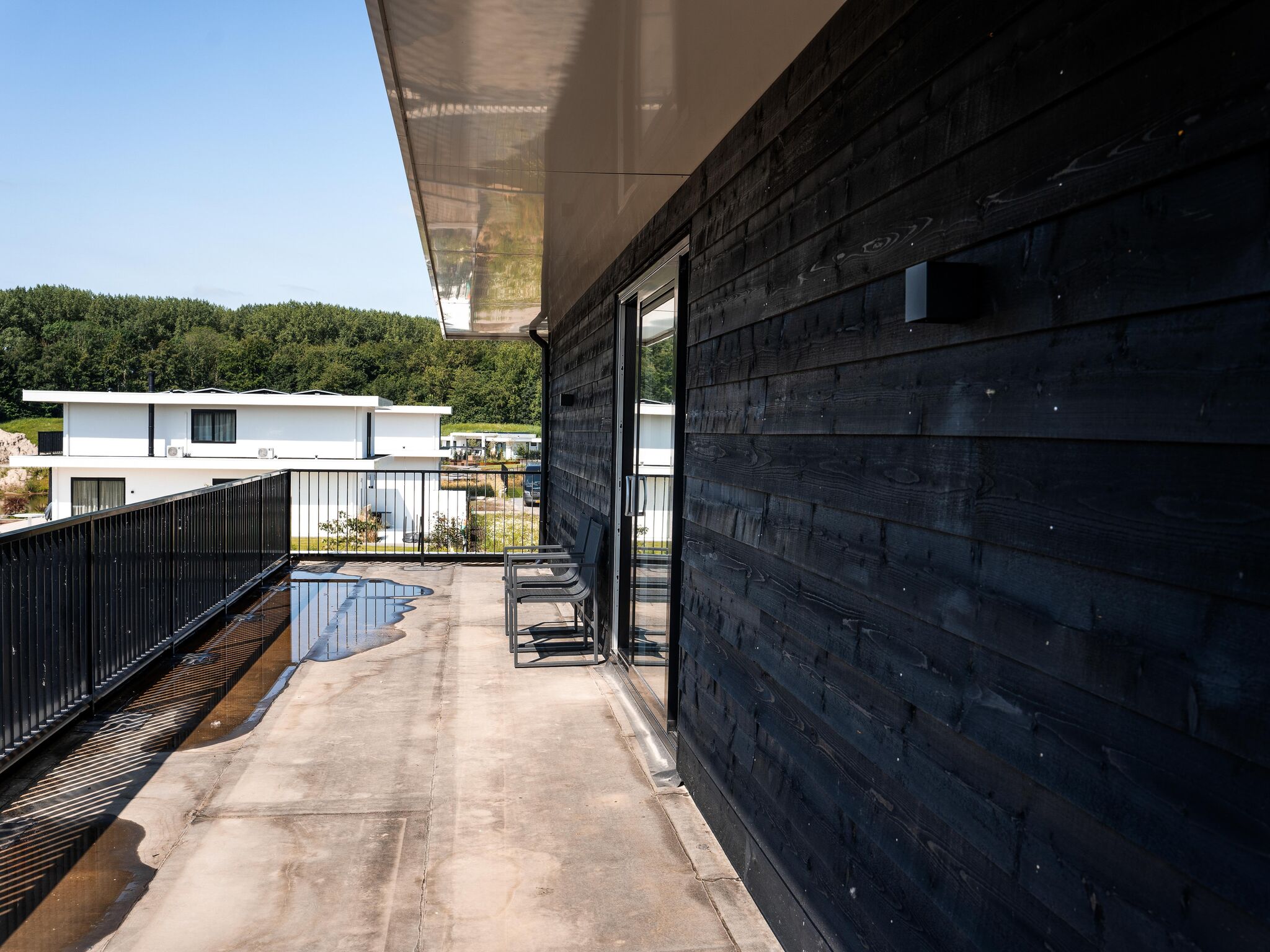 Vakantievilla met dakterras aan het water 