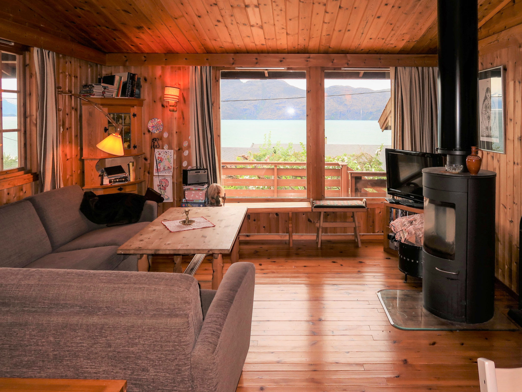 Logement de vacances en bois avec vue sur la mer à Jondal