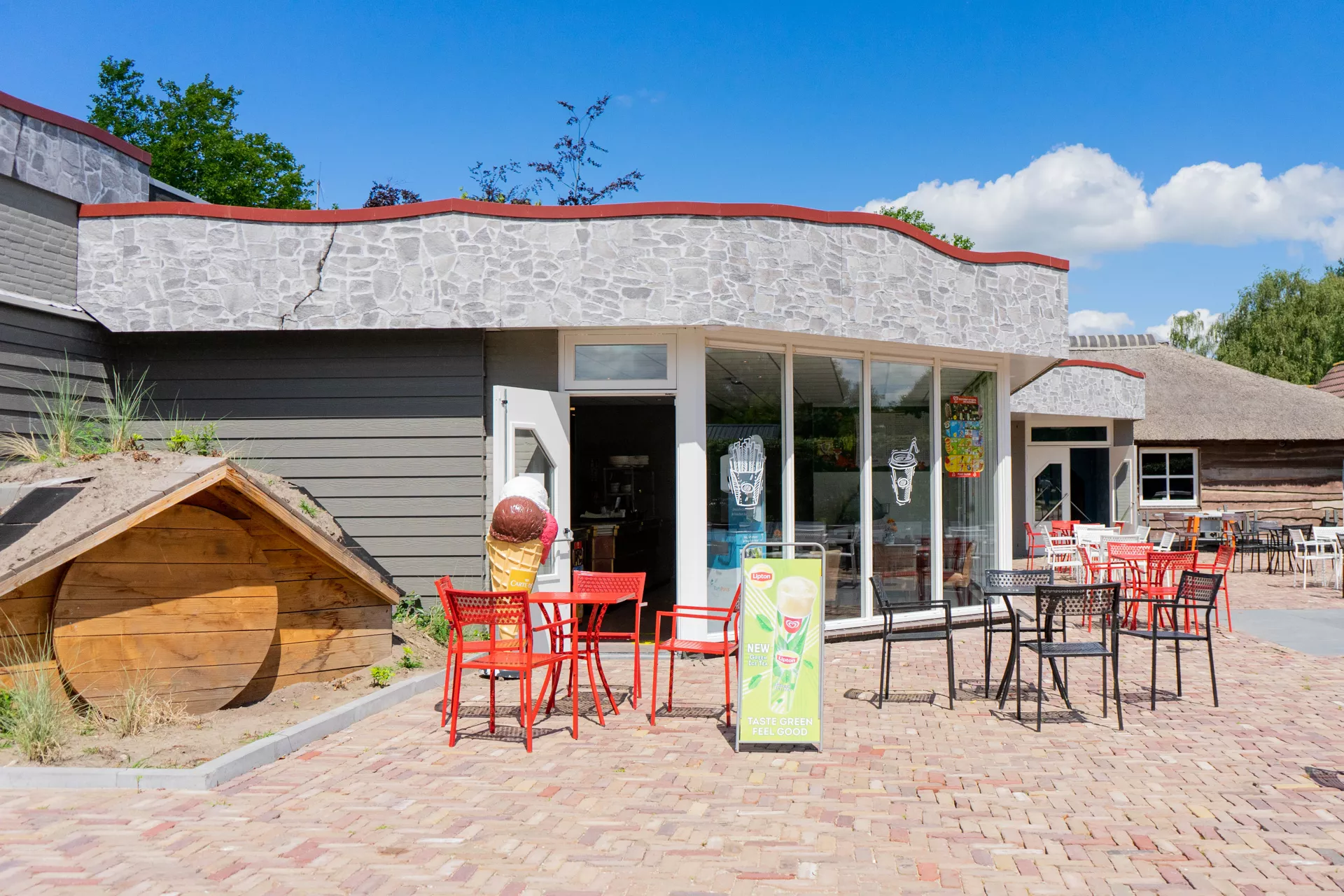 Logement de vacances moderne entouré de forêt