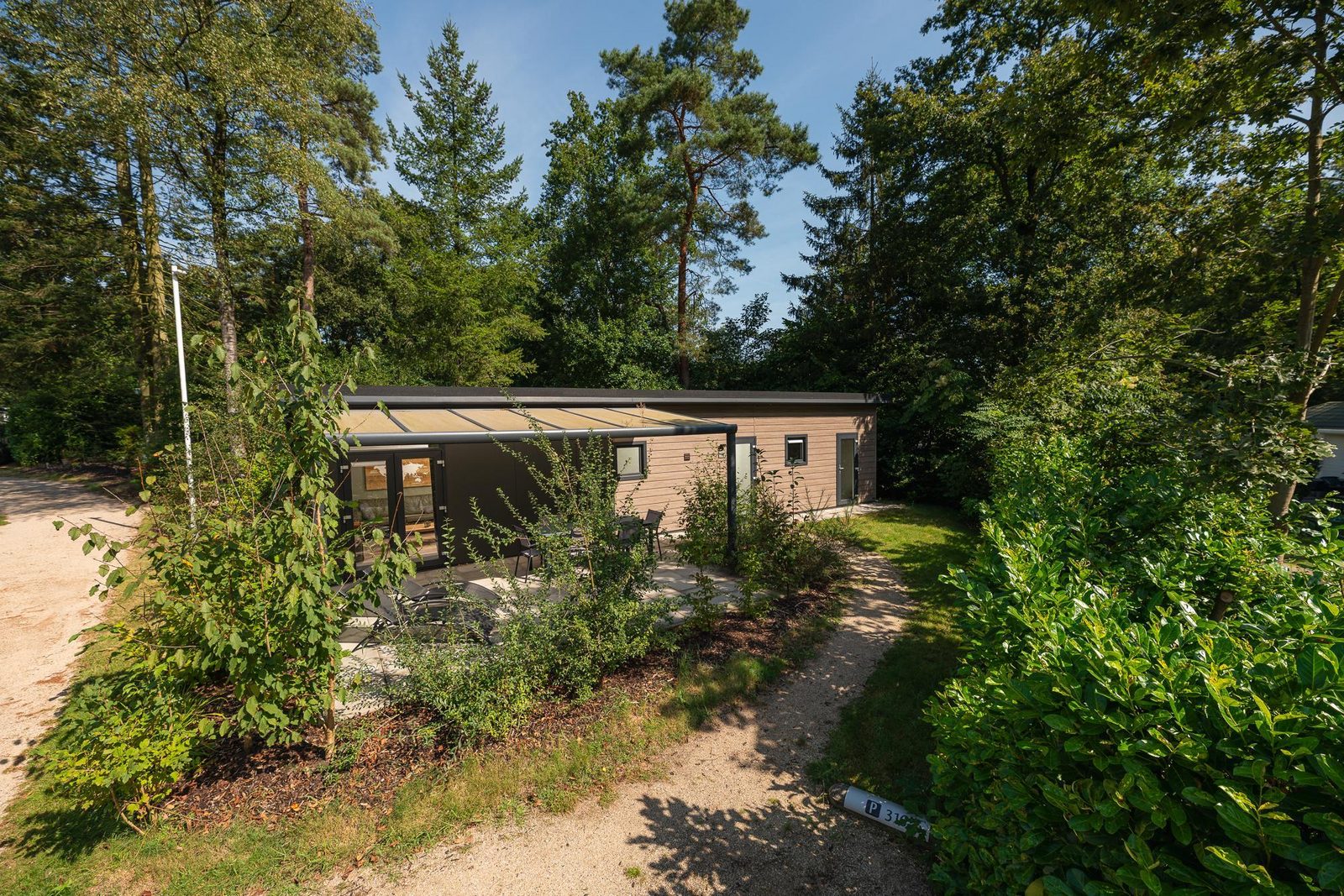 5-person lodge in wooded area