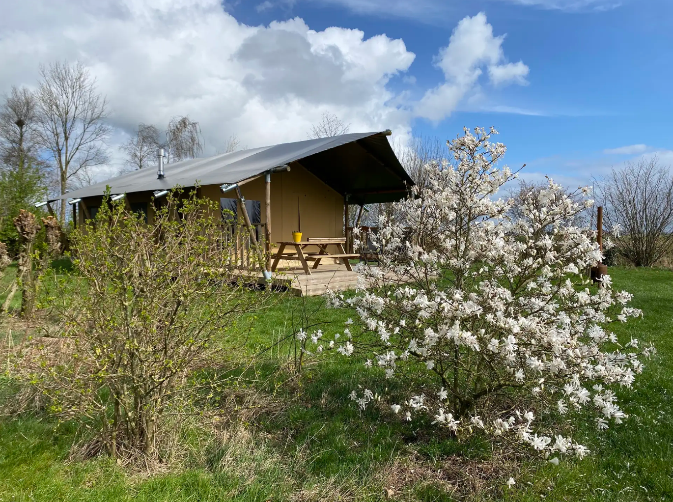 Tente glamping spacieuse (4p) au bord de l'eau