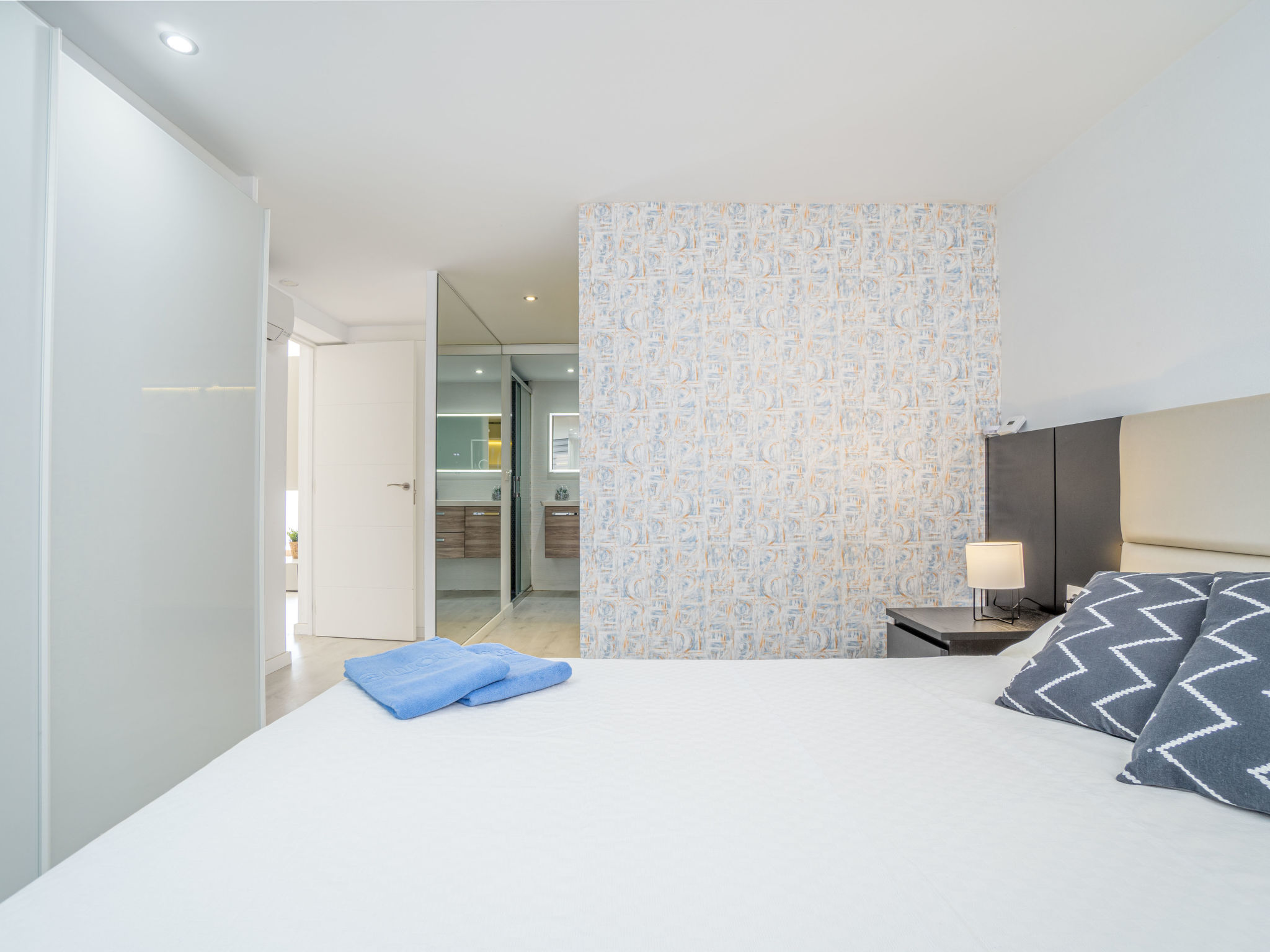 Modern vakantiehuis aan het water met zwembad