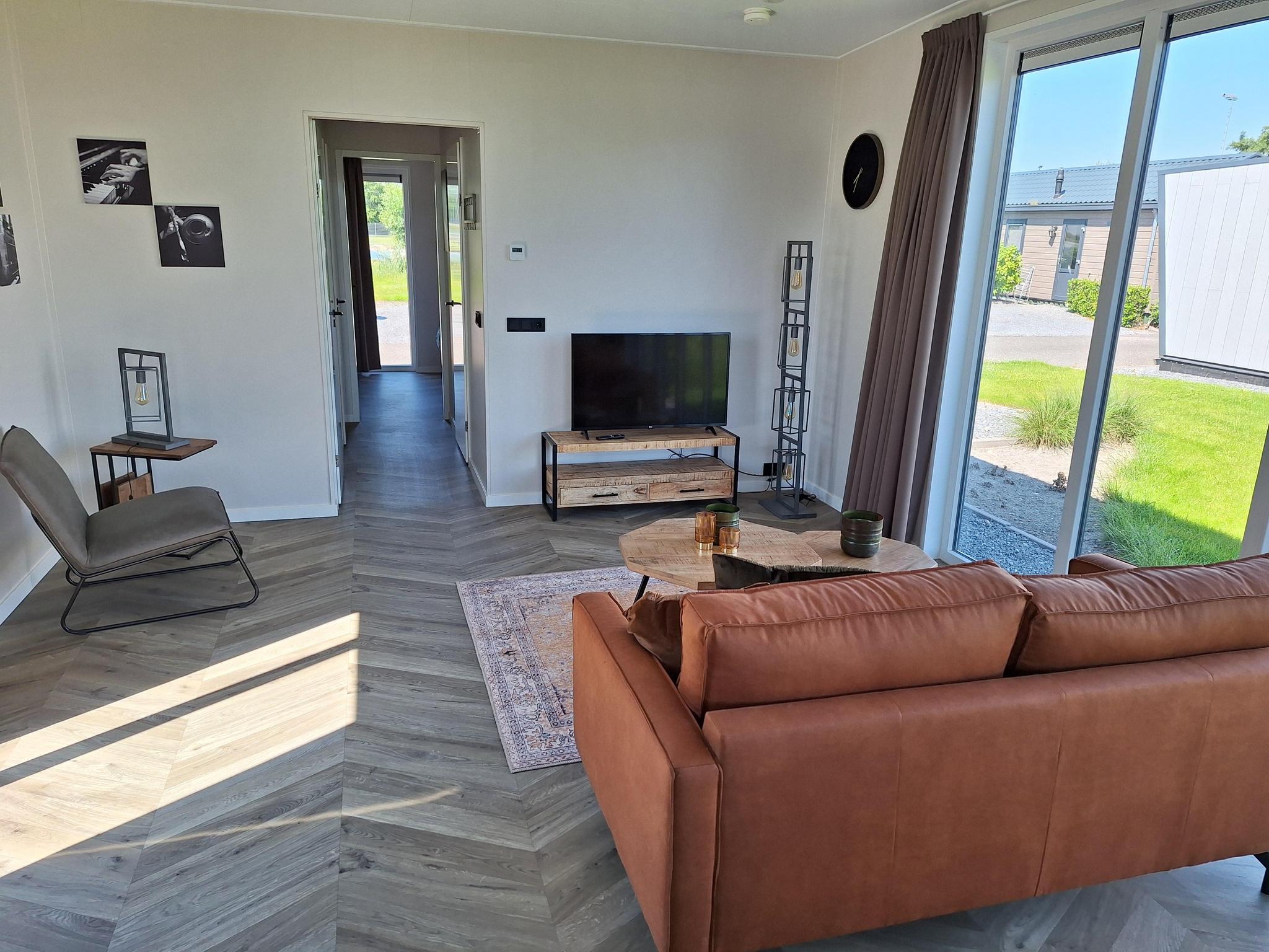 Modern chalet (4p) on park in North Holland