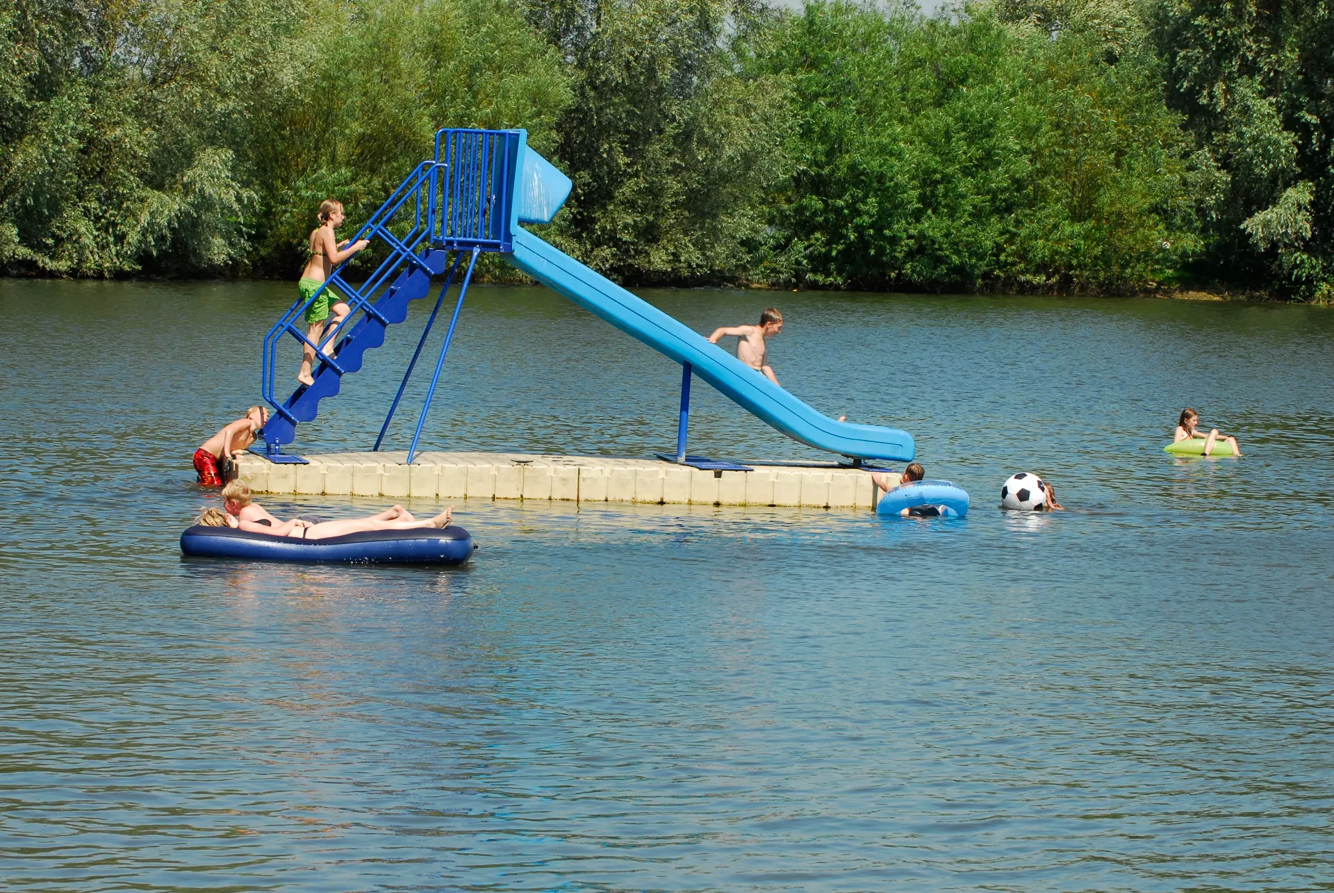 Vakantiehuisje aan het water (4p)