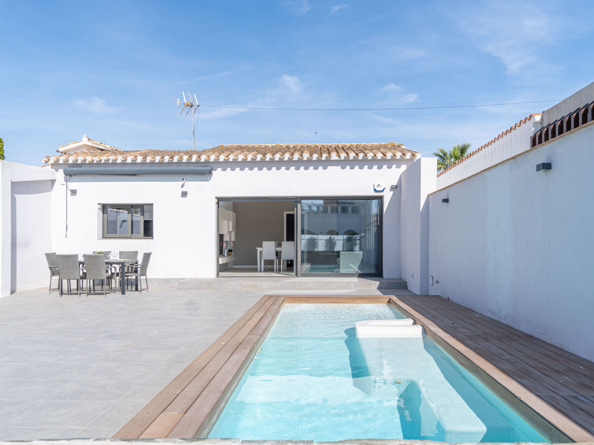 Modern vakantiehuis aan het water met zwembad