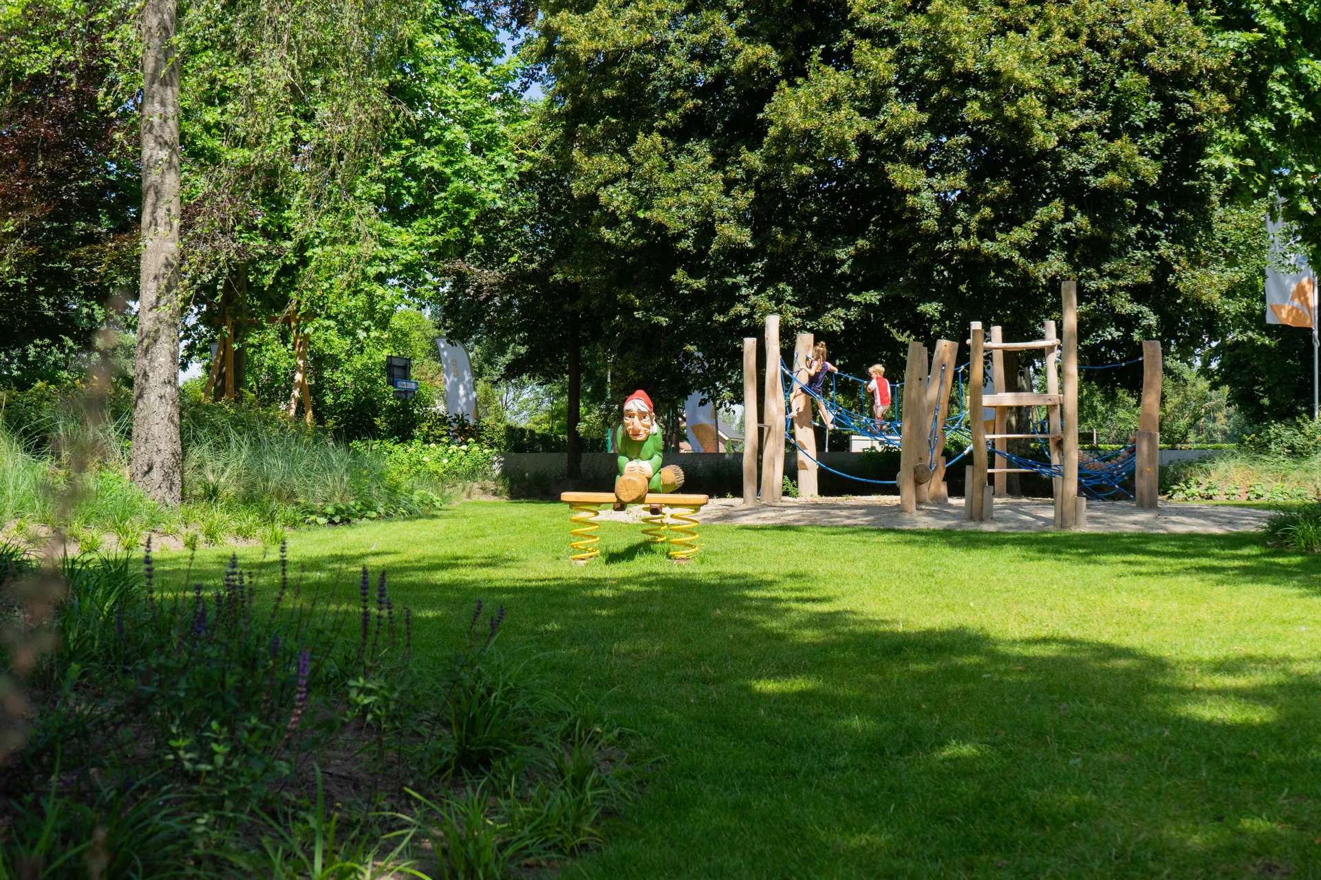 Logement de vacances moderne entouré de forêt