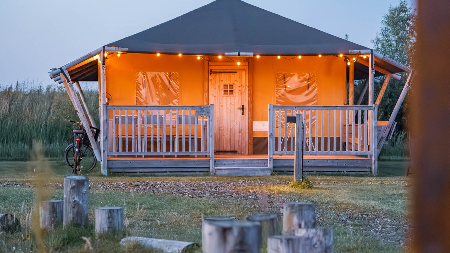 Tente glamping 8 places au bord de l'eau