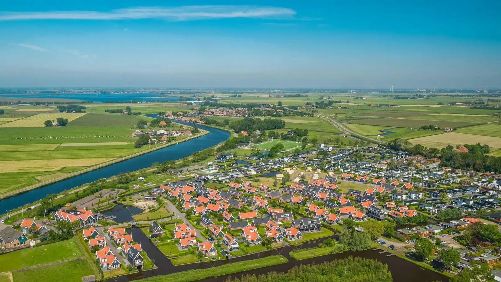 Modern chalet (4p) on park in North Holland