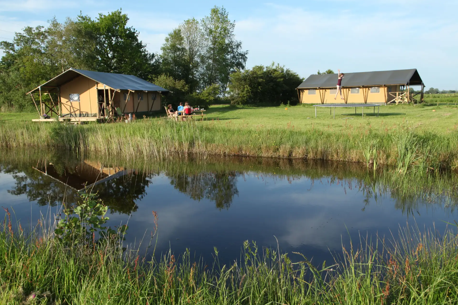 Tente glamping spacieuse (4p) au bord de l'eau