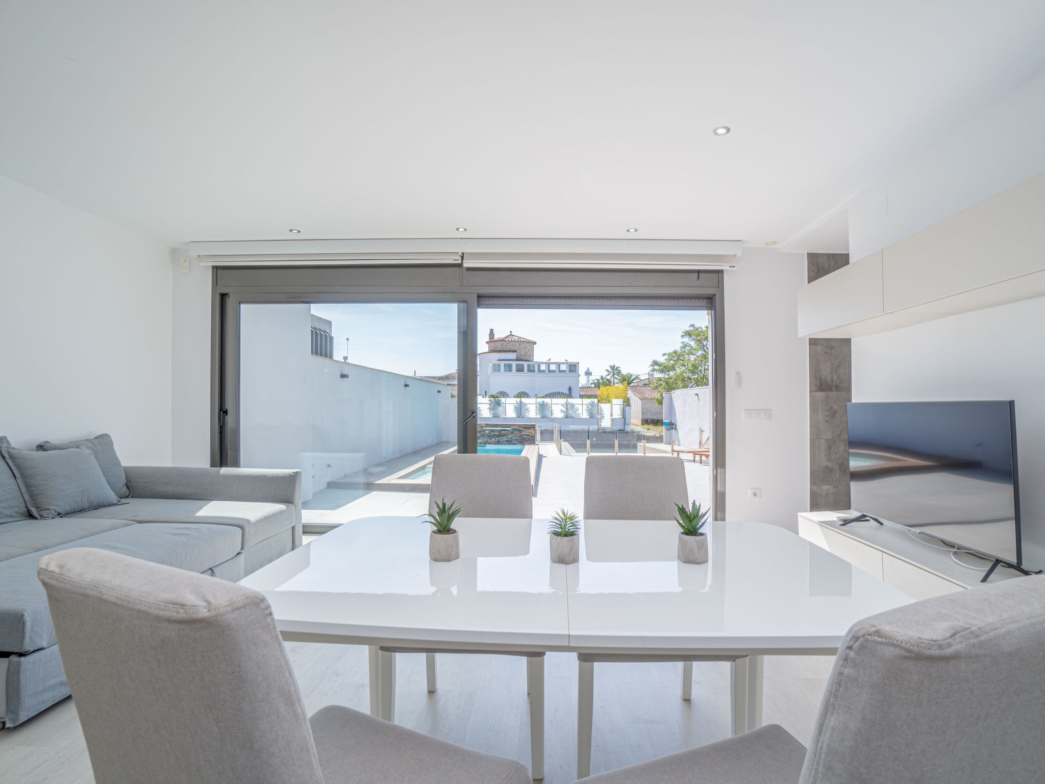 Modern vakantiehuis aan het water met zwembad