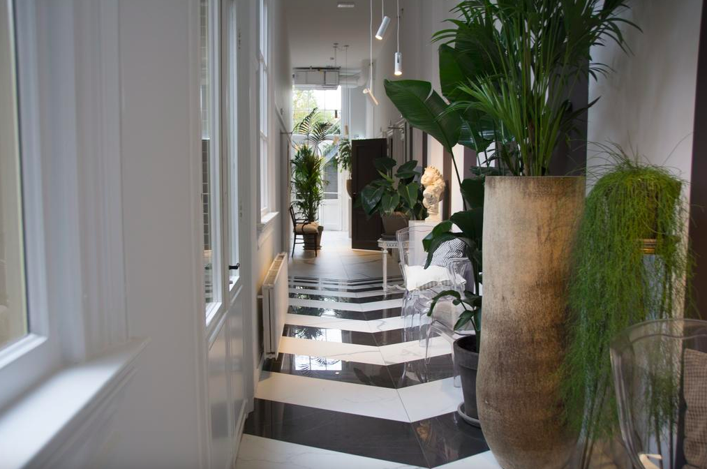 Boutique hotel with unique, hanging bathtub