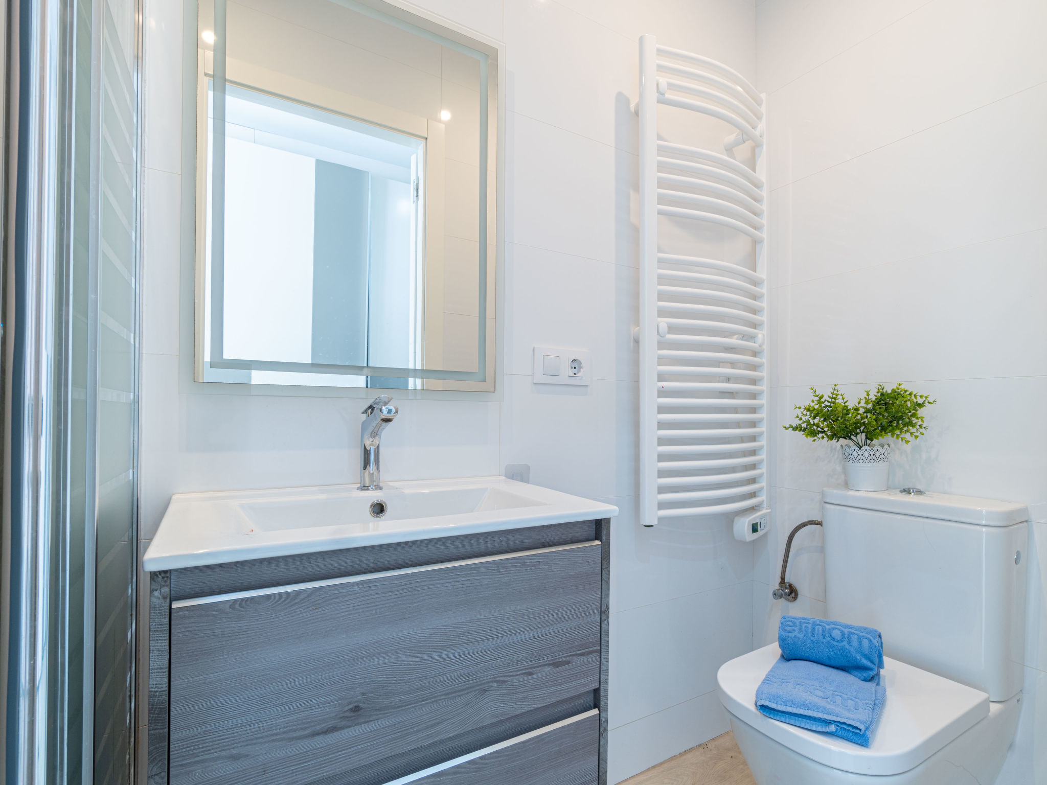 Modern vakantiehuis aan het water met zwembad