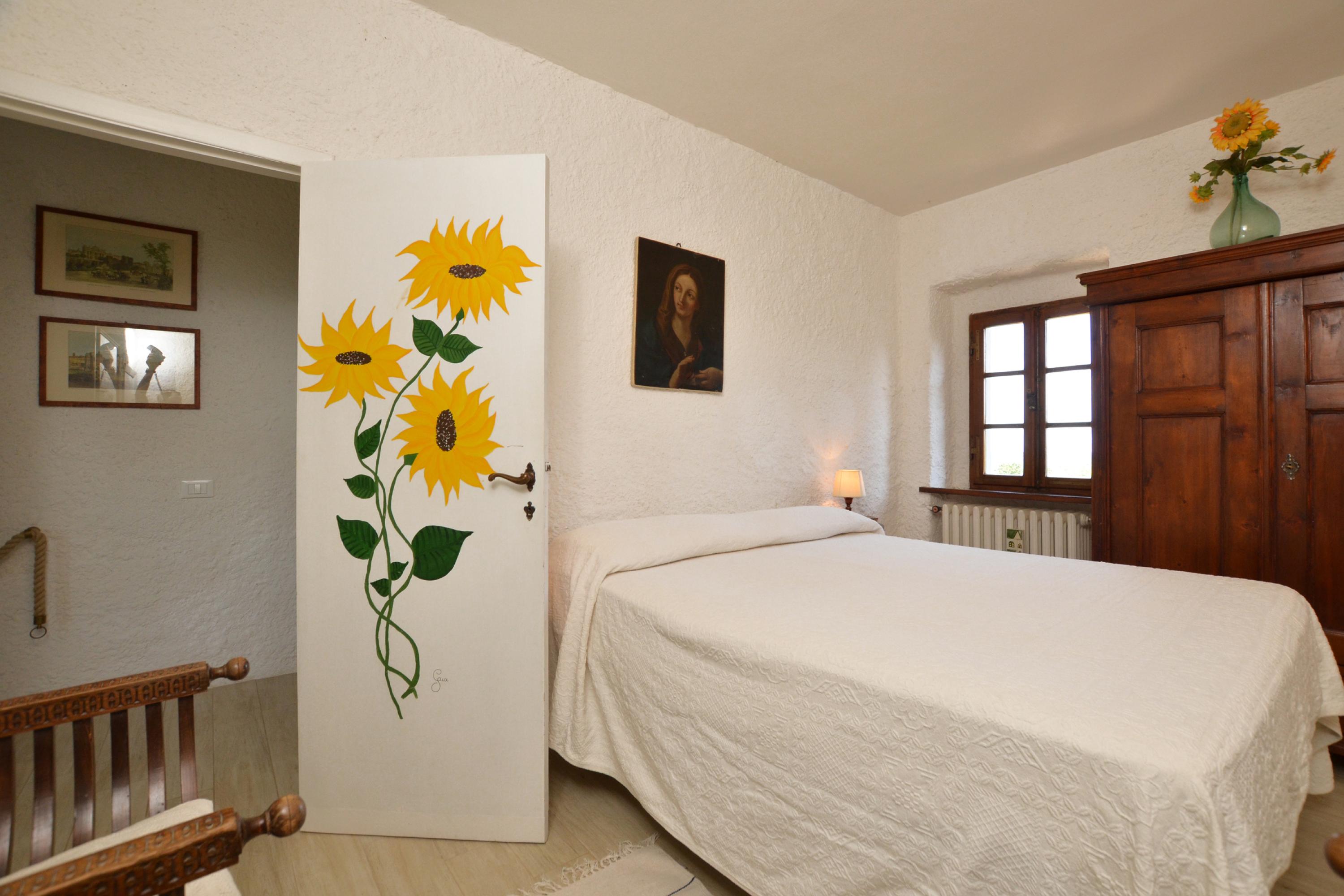 Turmhaus aus dem 14. Jahrhundert in grüner Umgebung