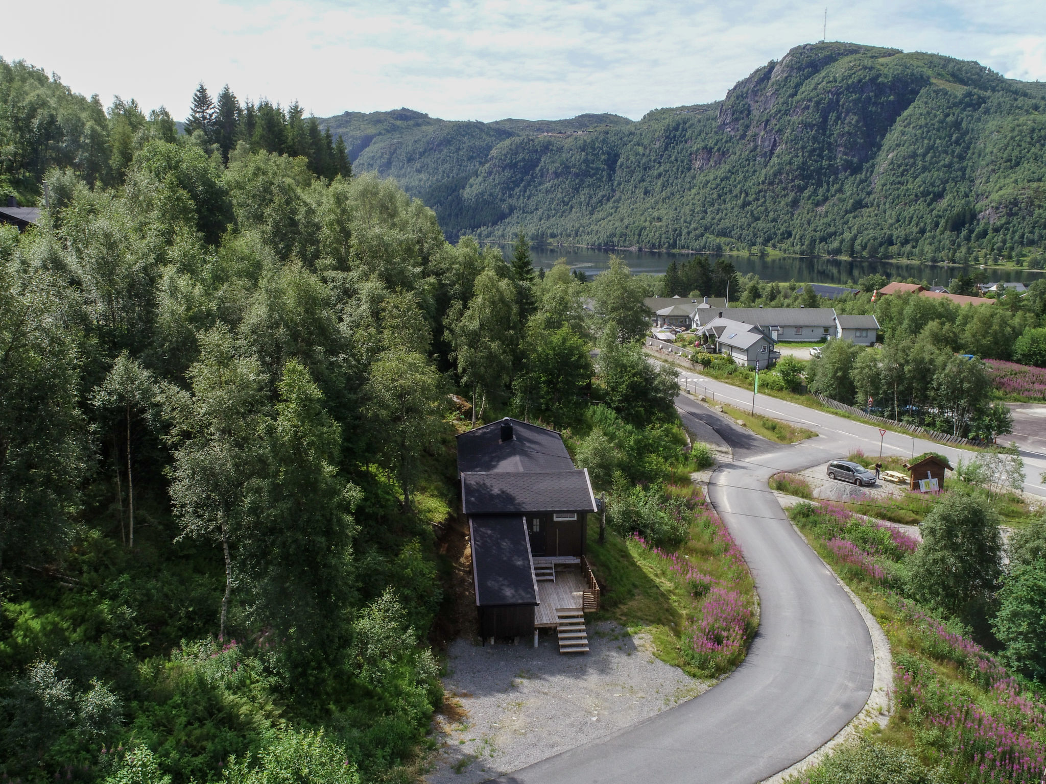 Green holiday home in the mountains in Ljosland