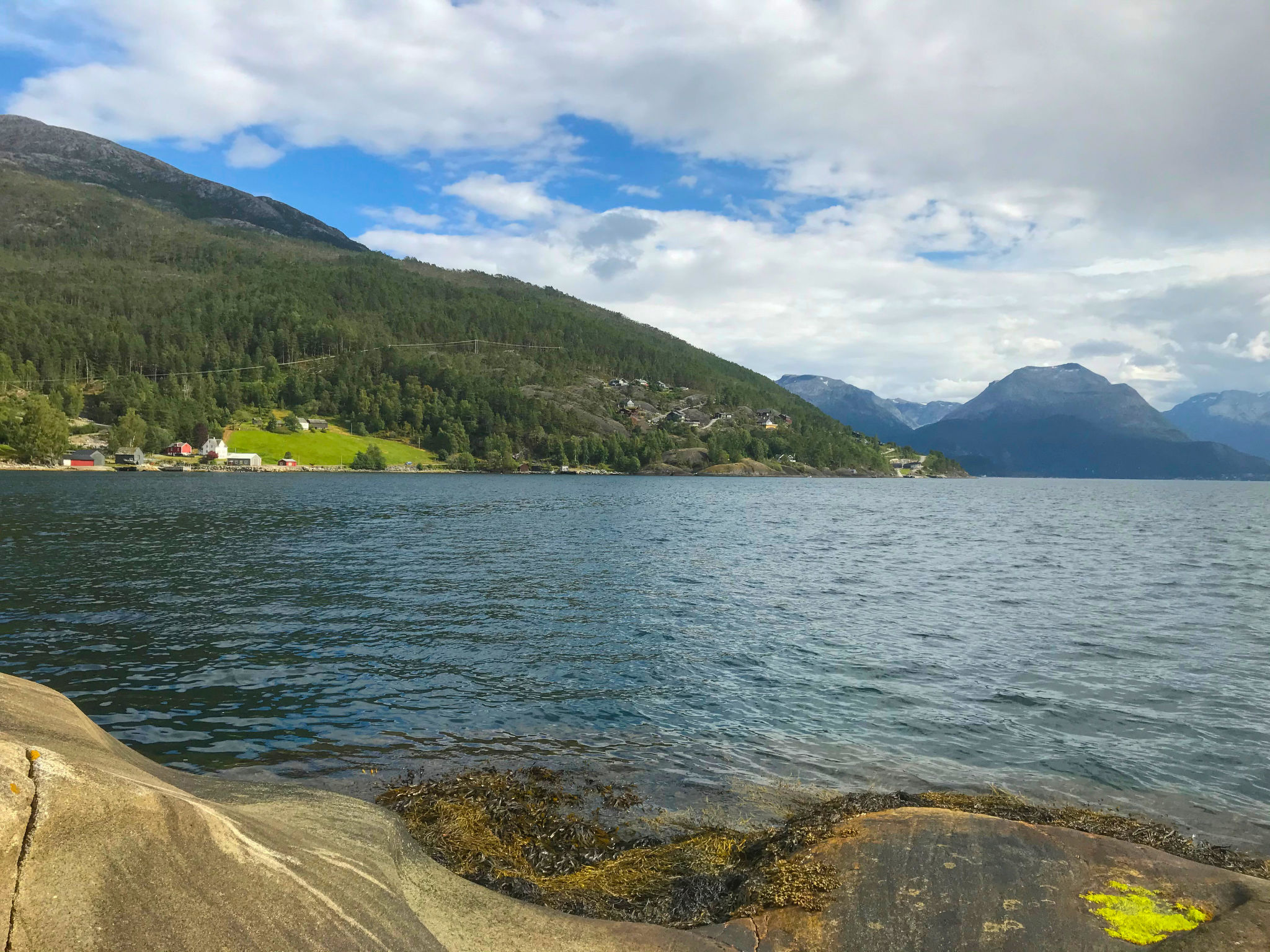 Logement de vacances en bois avec vue sur la mer à Jondal