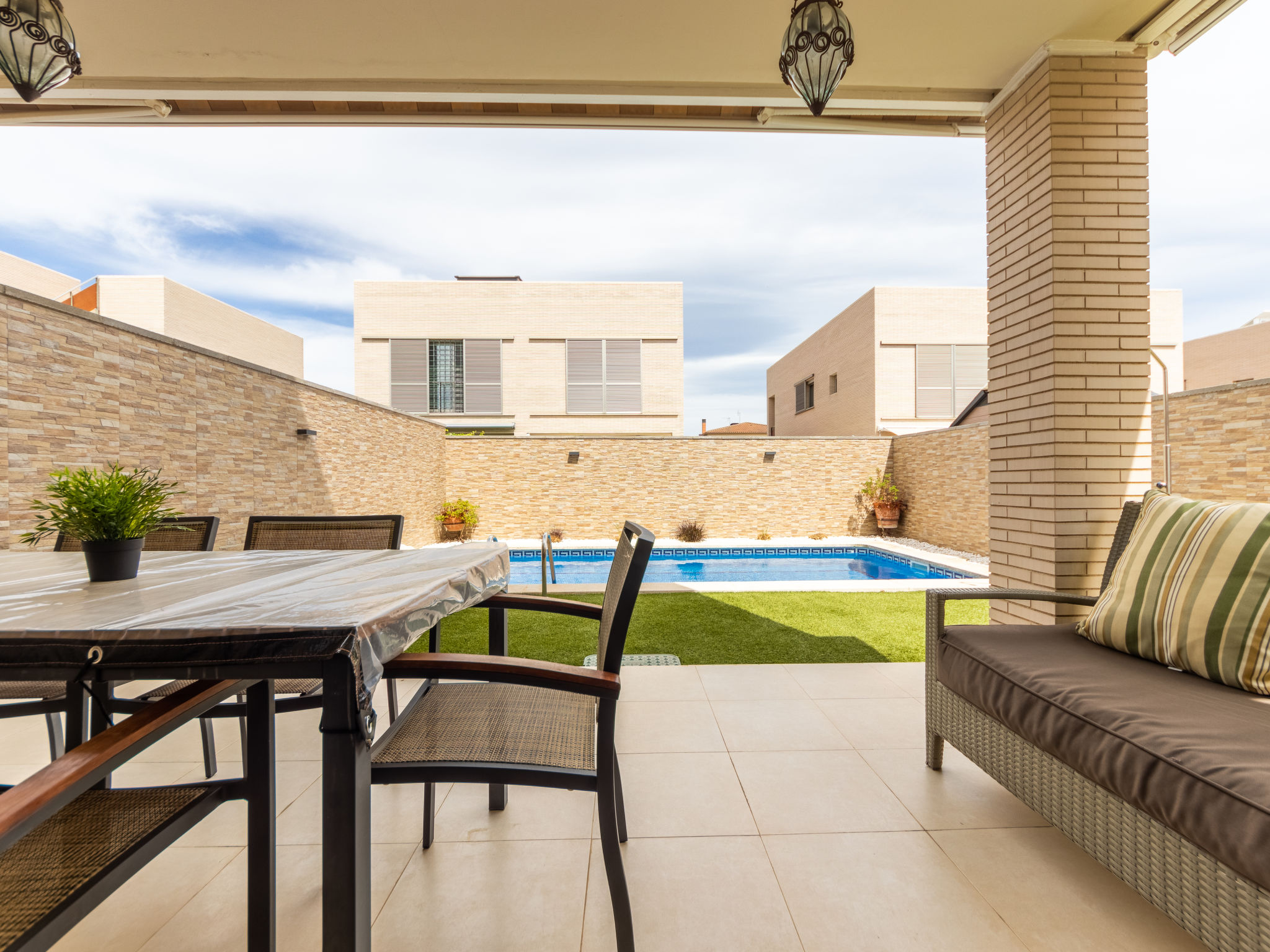 Modernes Ferienhaus für 4 Personen + Pool