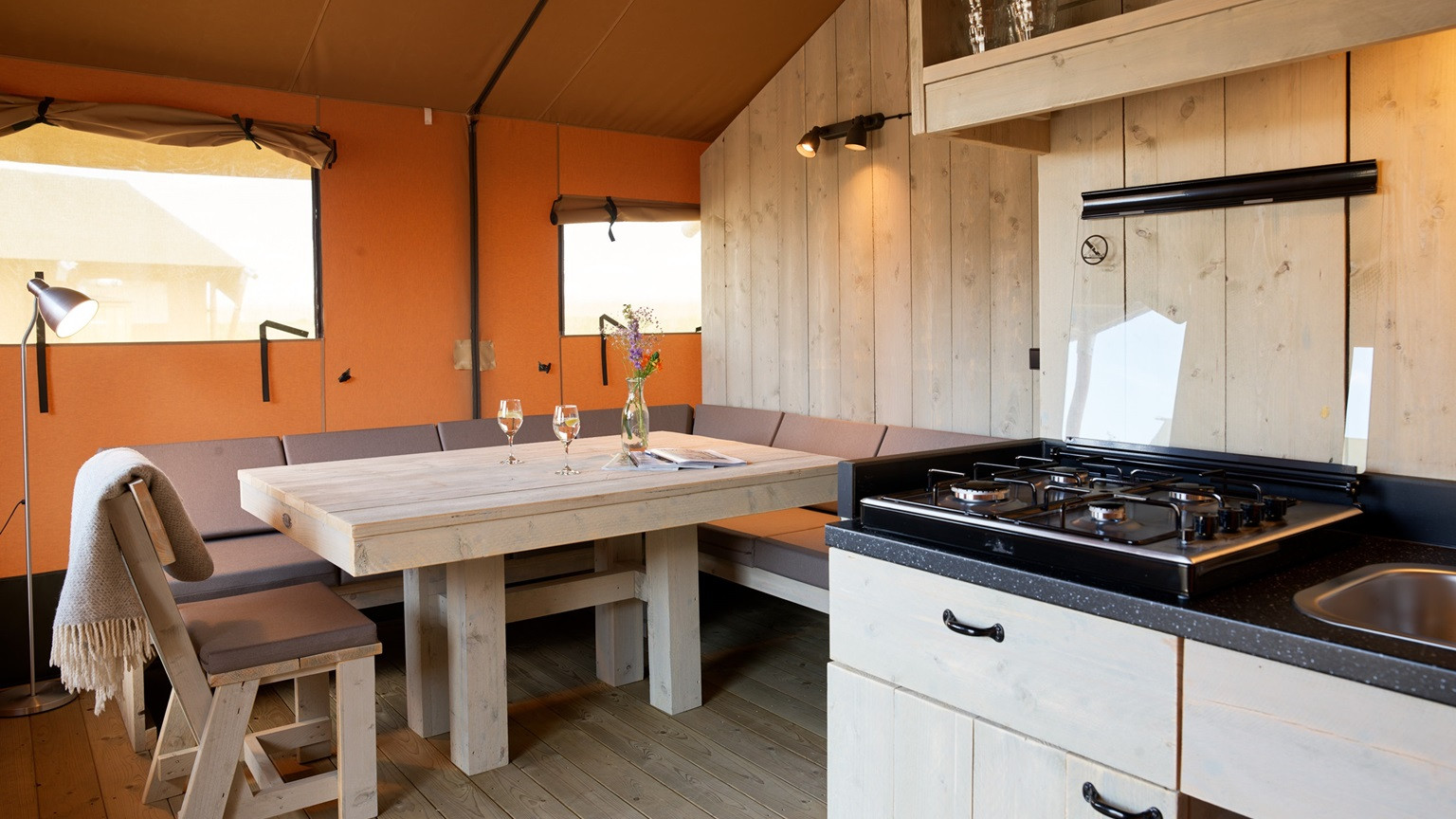 Tente glamping 8 places au bord de l'eau