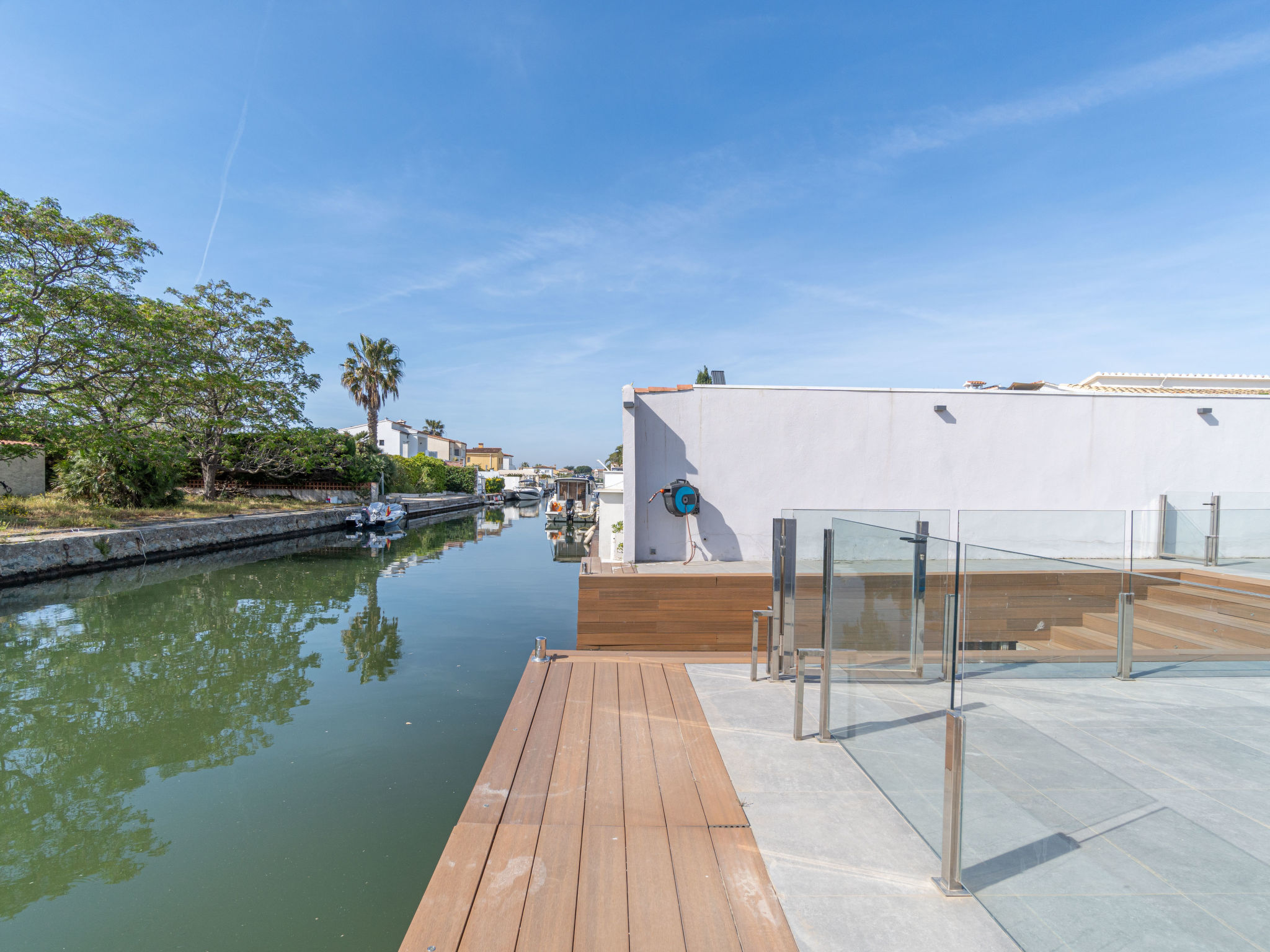 Modern vakantiehuis aan het water met zwembad