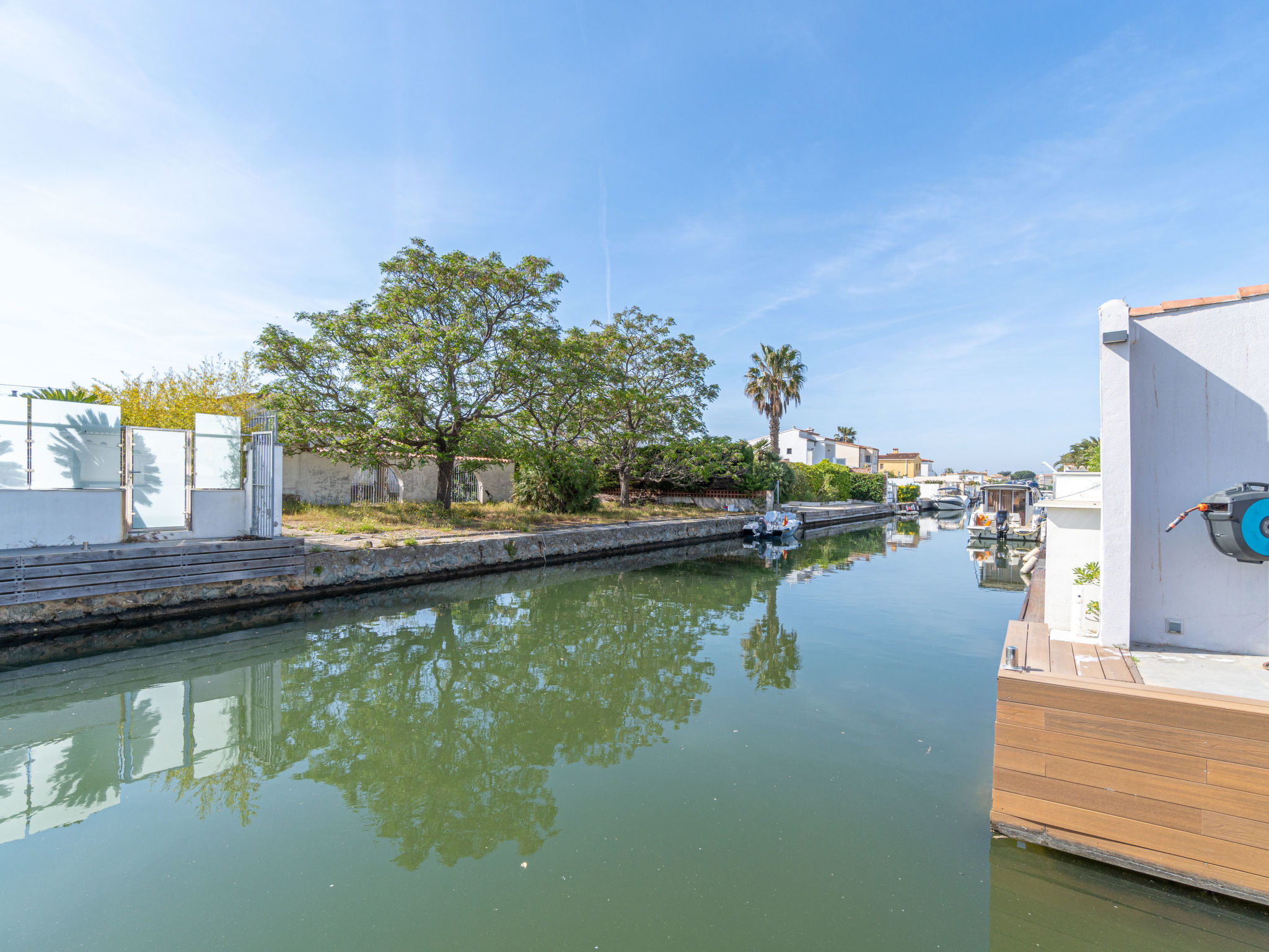 Modern vakantiehuis aan het water met zwembad