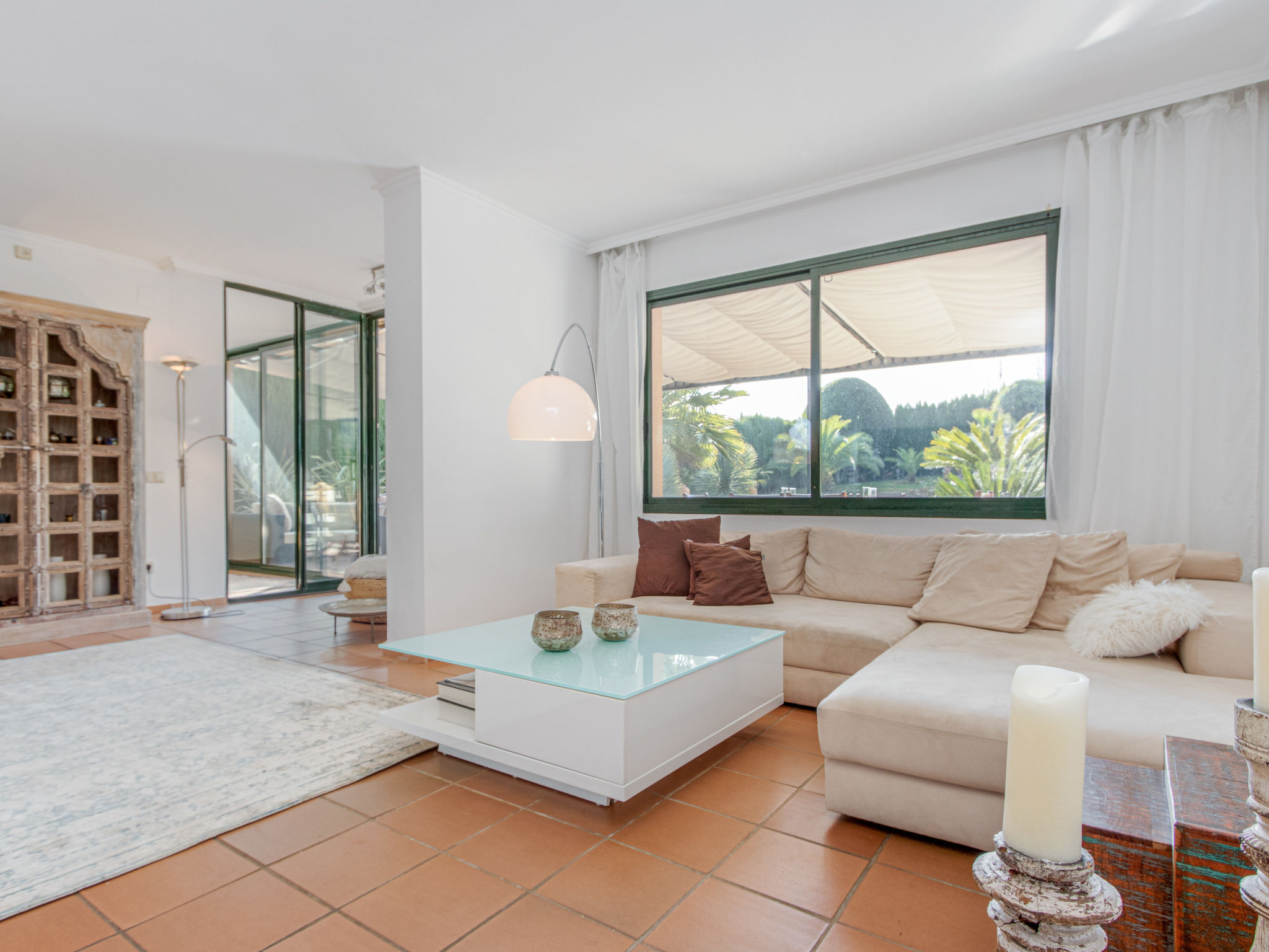Holiday home with spacious sitting area and pool