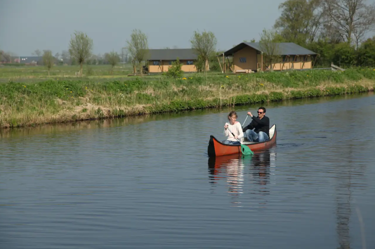 Tente glamping spacieuse (4p) au bord de l'eau