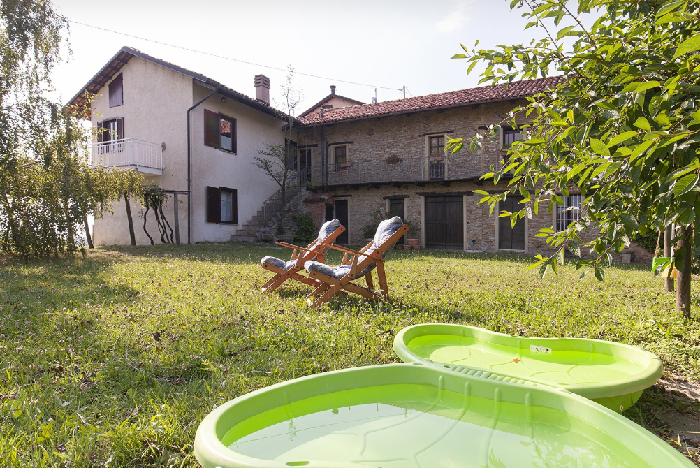 Holiday home with a view of vineyards