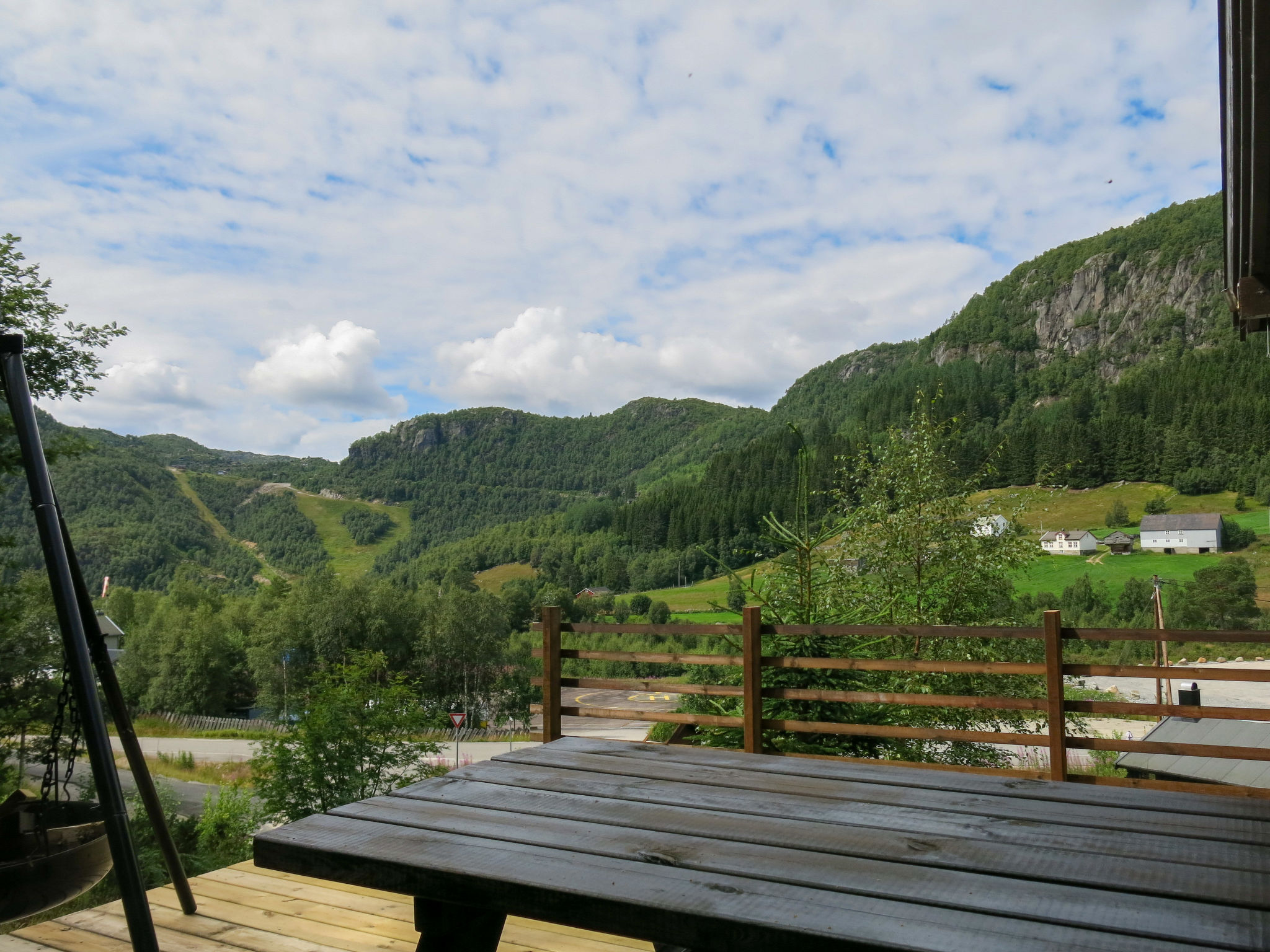 Green holiday home in the mountains in Ljosland