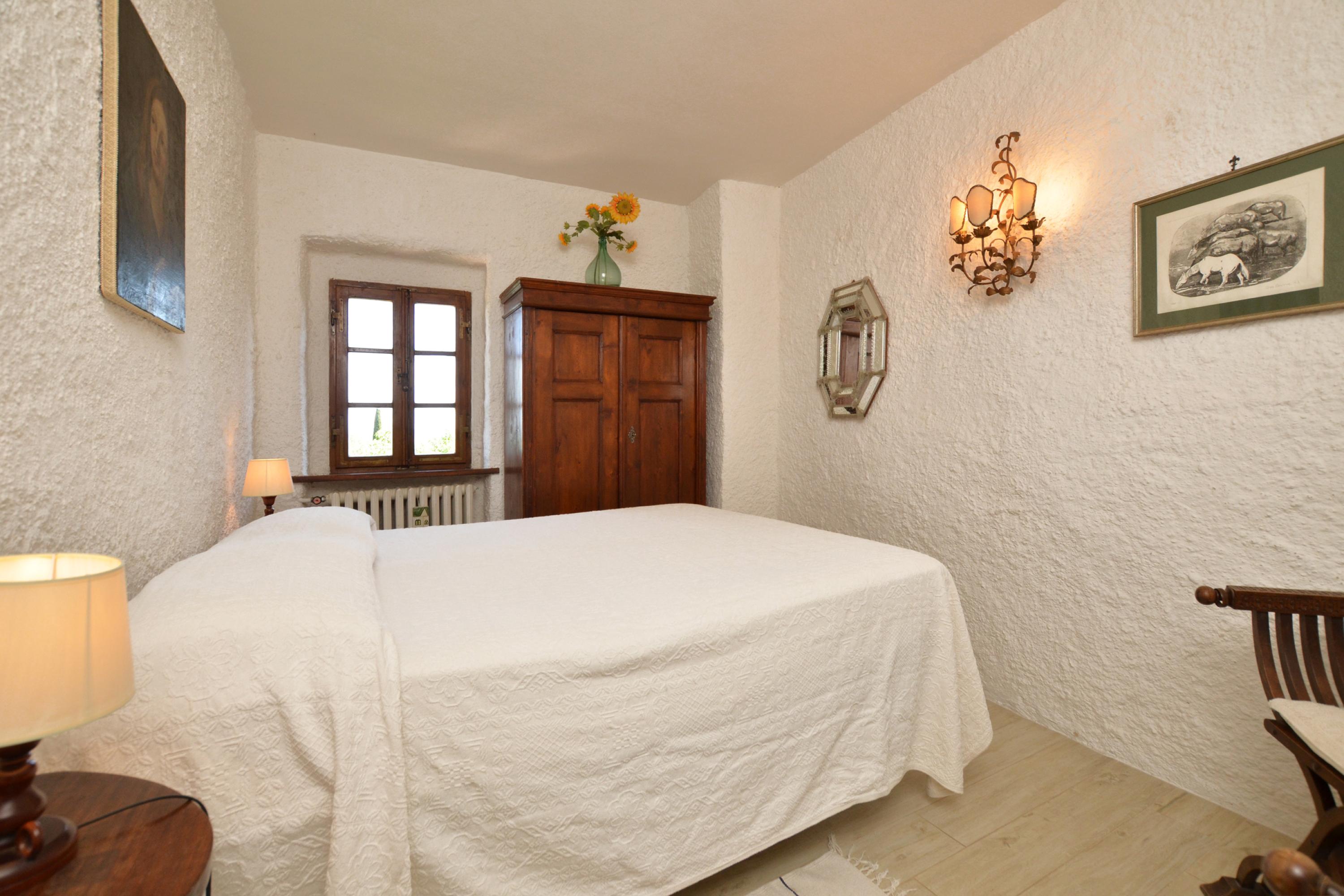 Turmhaus aus dem 14. Jahrhundert in grüner Umgebung