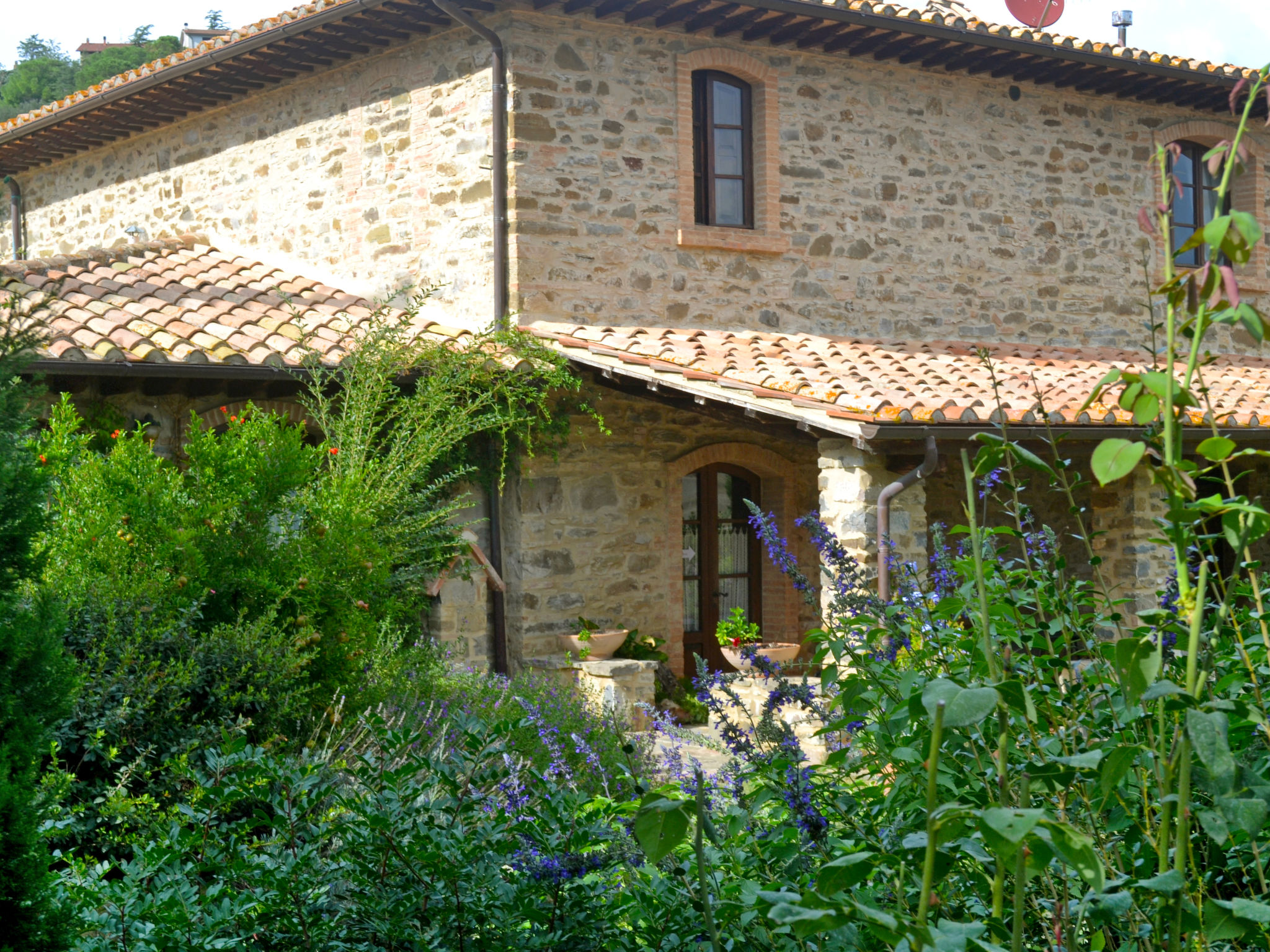 Holiday home surrounded by greenery for 16 people.