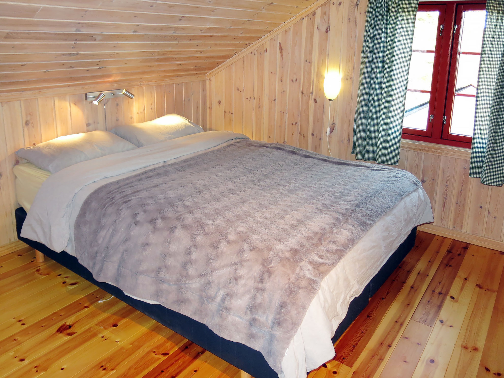 Lake view holiday home