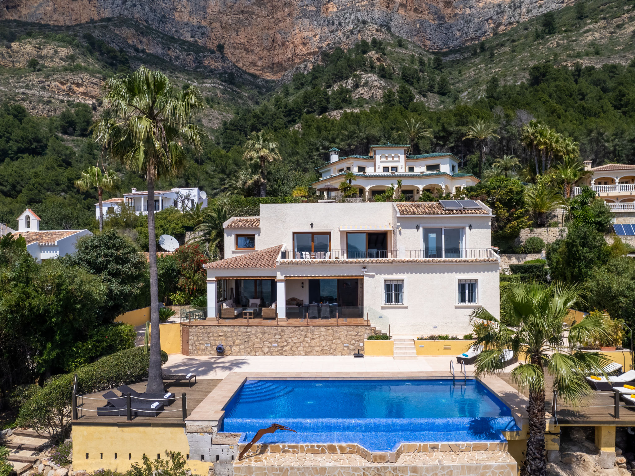 Holiday home with infinity pool