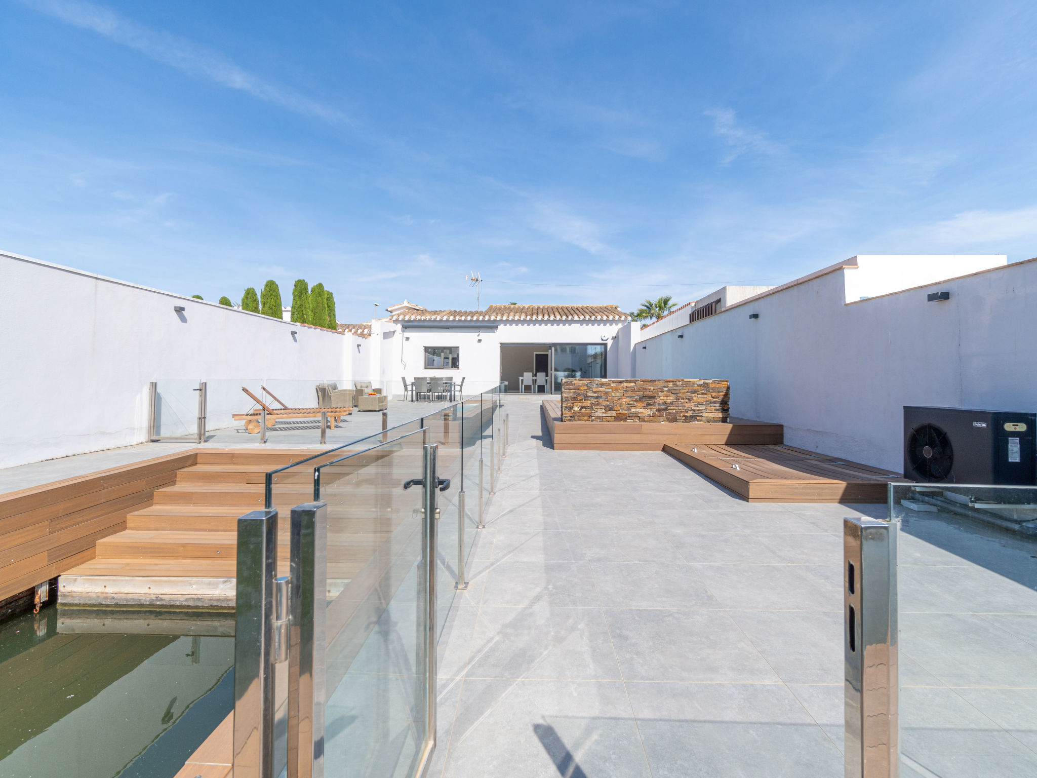 Modern vakantiehuis aan het water met zwembad
