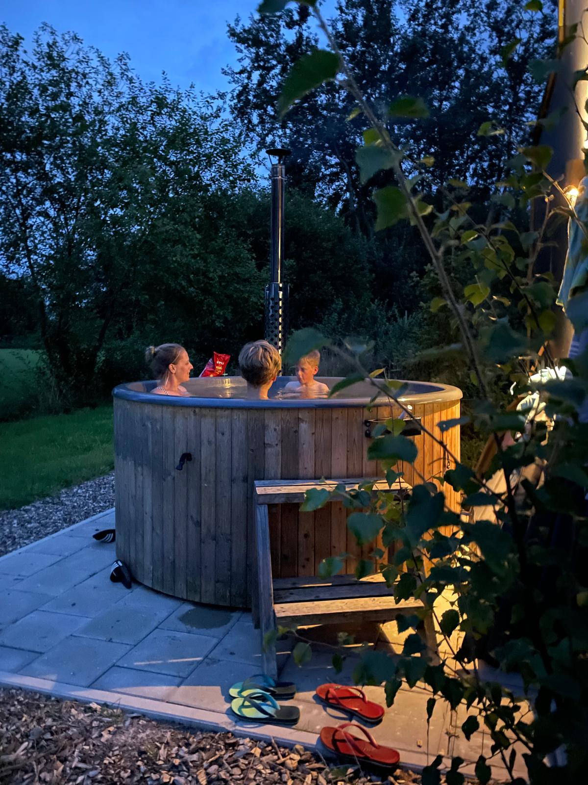 Cozy tiny house with hot tub (5p) in nature