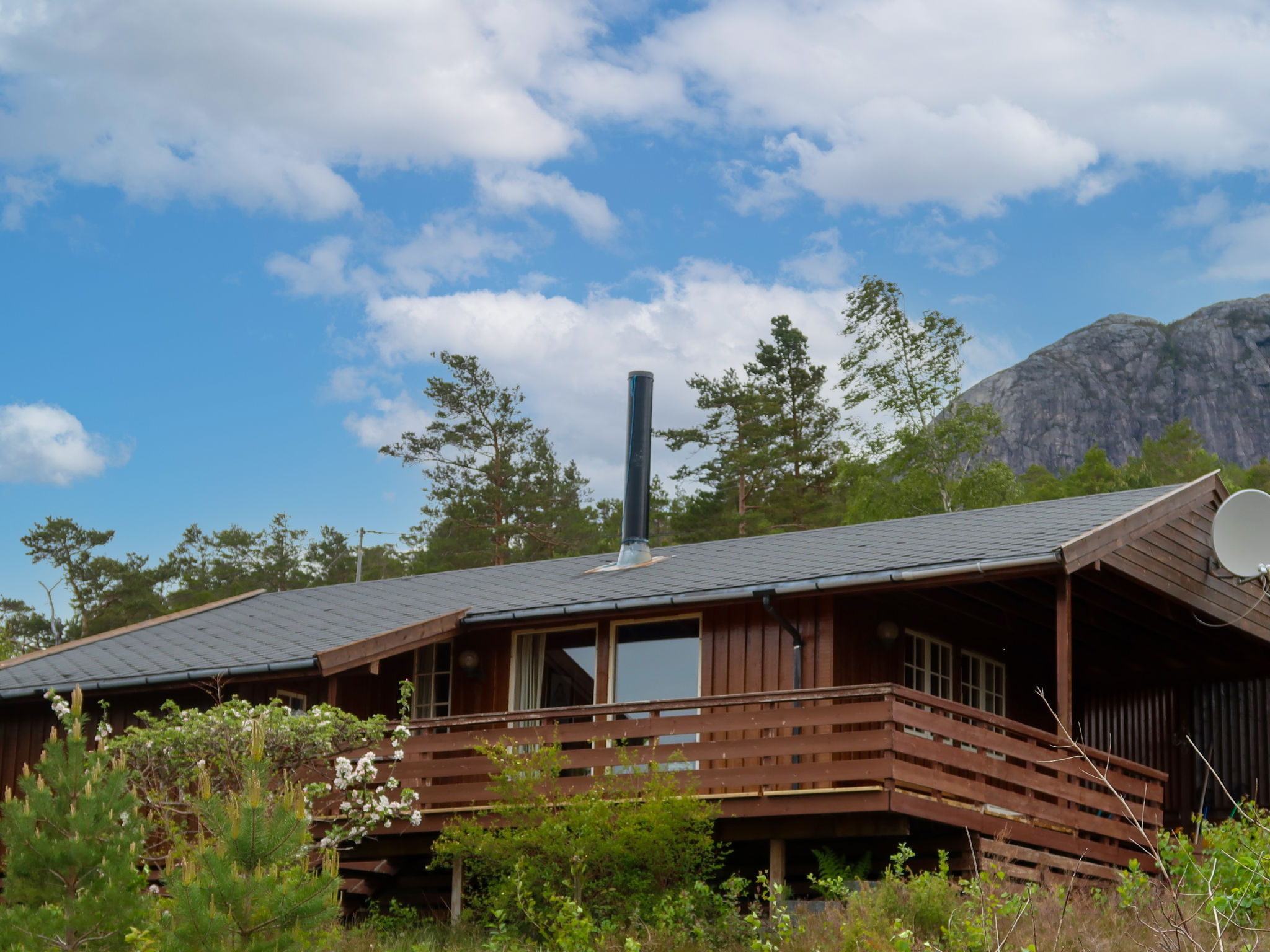 Logement de vacances en bois avec vue sur la mer à Jondal