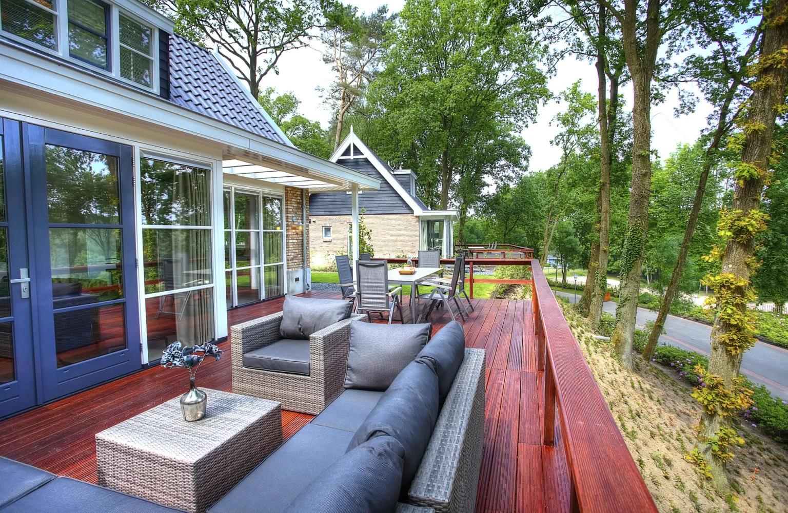 Villa with large terrace for 6 people