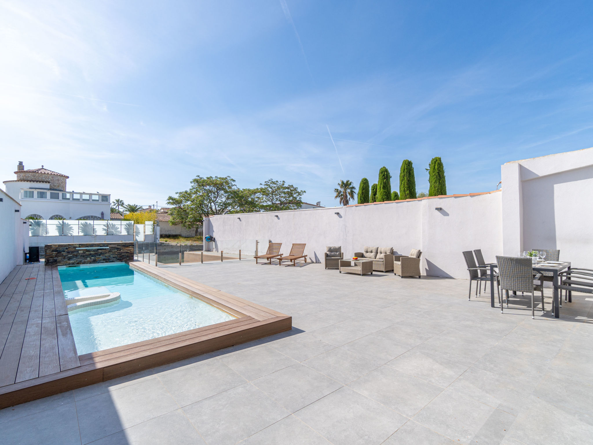 Modern vakantiehuis aan het water met zwembad